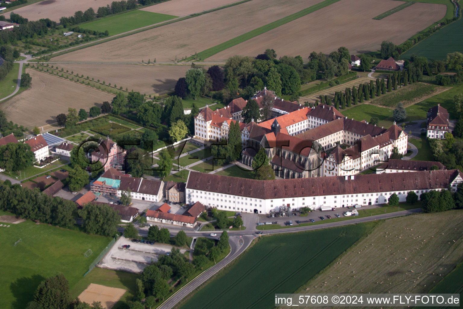 Luftaufnahme von Schulgebäude der Schule Schloss Salem am Schlossbezirk im Ortsteil Stefansfeld in Salem im Bundesland Baden-Württemberg, Deutschland