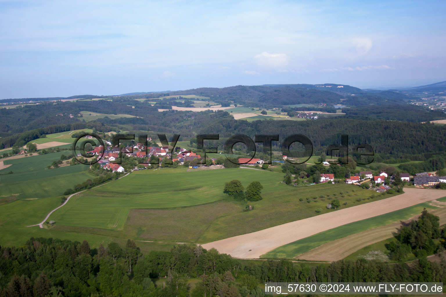 Dorf - Ansicht am Rande von landwirtschaftlichen Feldern und Nutzflächen in Herdwangen-Schönach im Bundesland Baden-Württemberg, Deutschland von oben