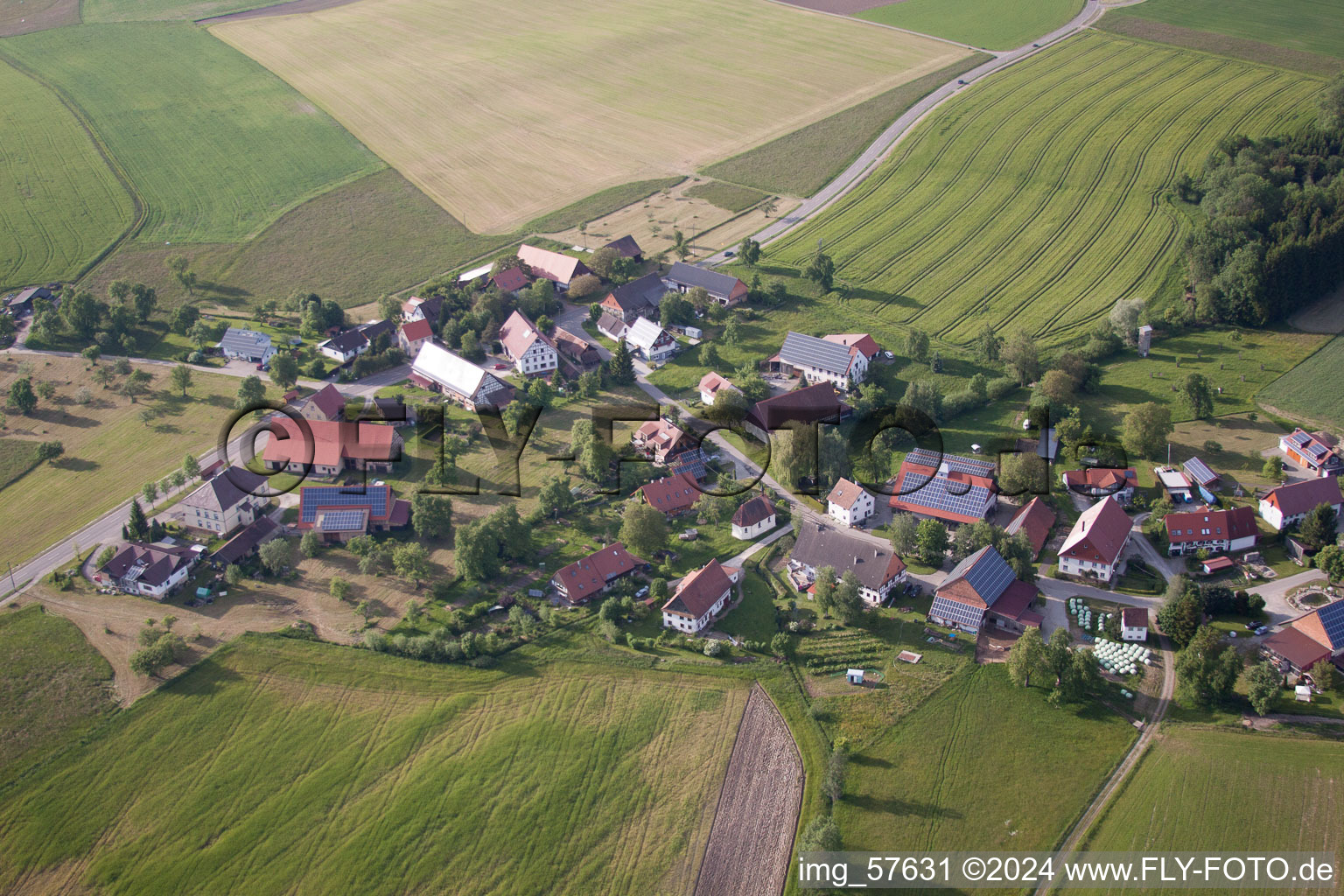 Dorf - Ansicht am Rande von landwirtschaftlichen Feldern und Nutzflächen im Ortsteil Ebratsweiler in Herdwangen-Schönach im Bundesland Baden-Württemberg, Deutschland