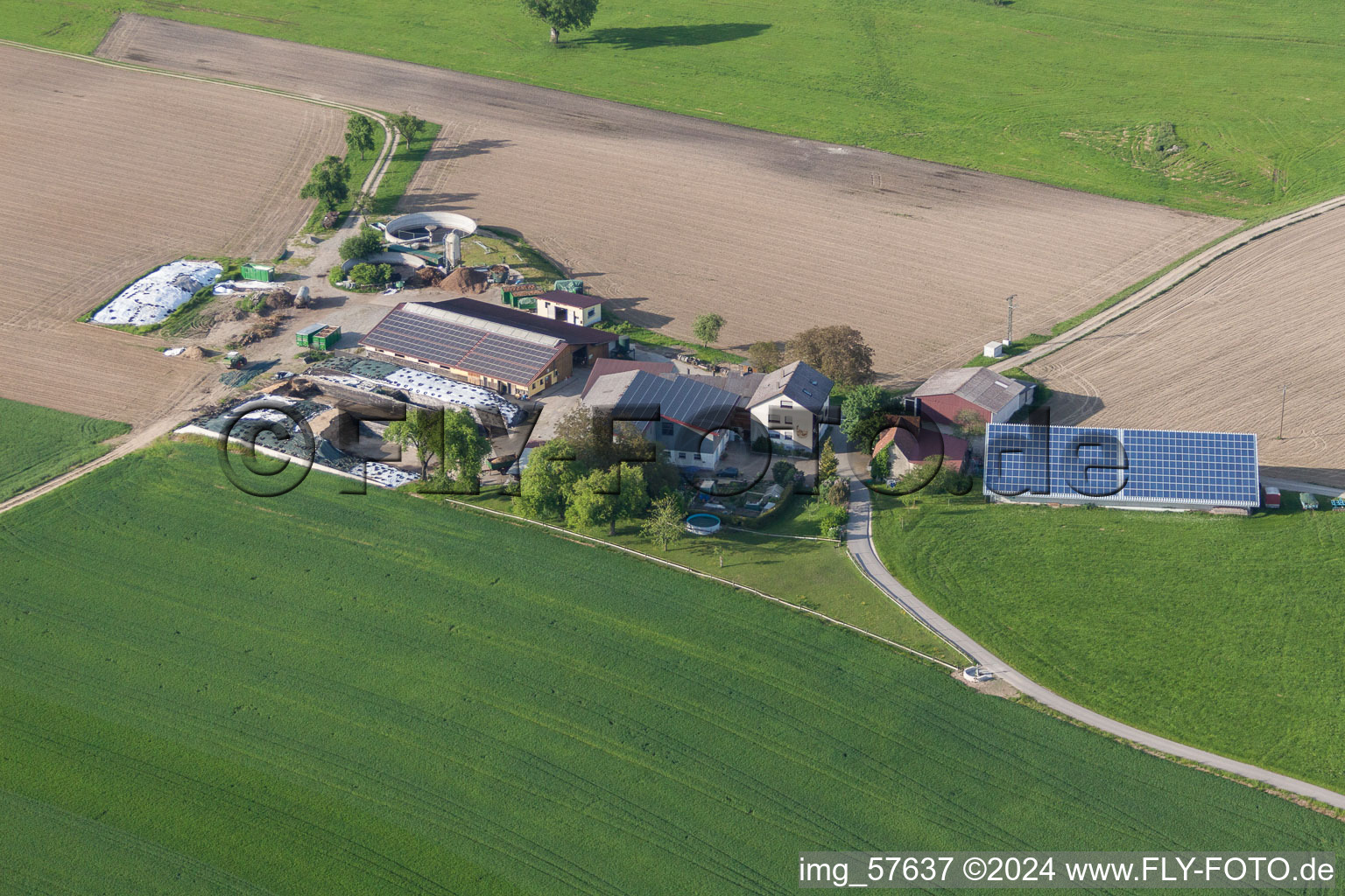 Gehöft eines Bauernhofes mit Photovoltaik Dächern am Rand von bestellten Feldern in Hohenfels im Bundesland Baden-Württemberg, Deutschland