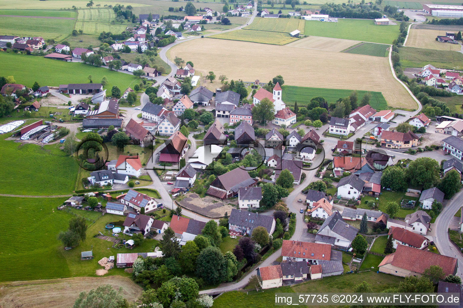 Dorf - Ansicht am Rande von landwirtschaftlichen Feldern und Nutzflächen im Ortsteil Rast in Sauldorf im Bundesland Baden-Württemberg, Deutschland