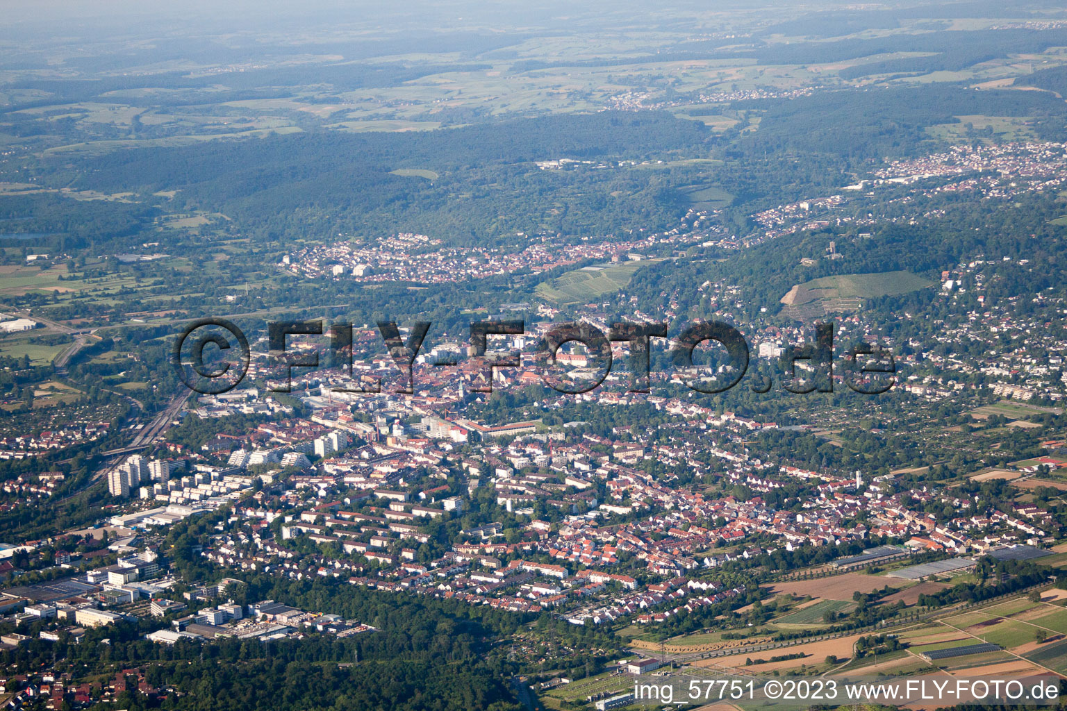 Ortsteil Durlach in Karlsruhe im Bundesland Baden-Württemberg, Deutschland aus der Drohnenperspektive