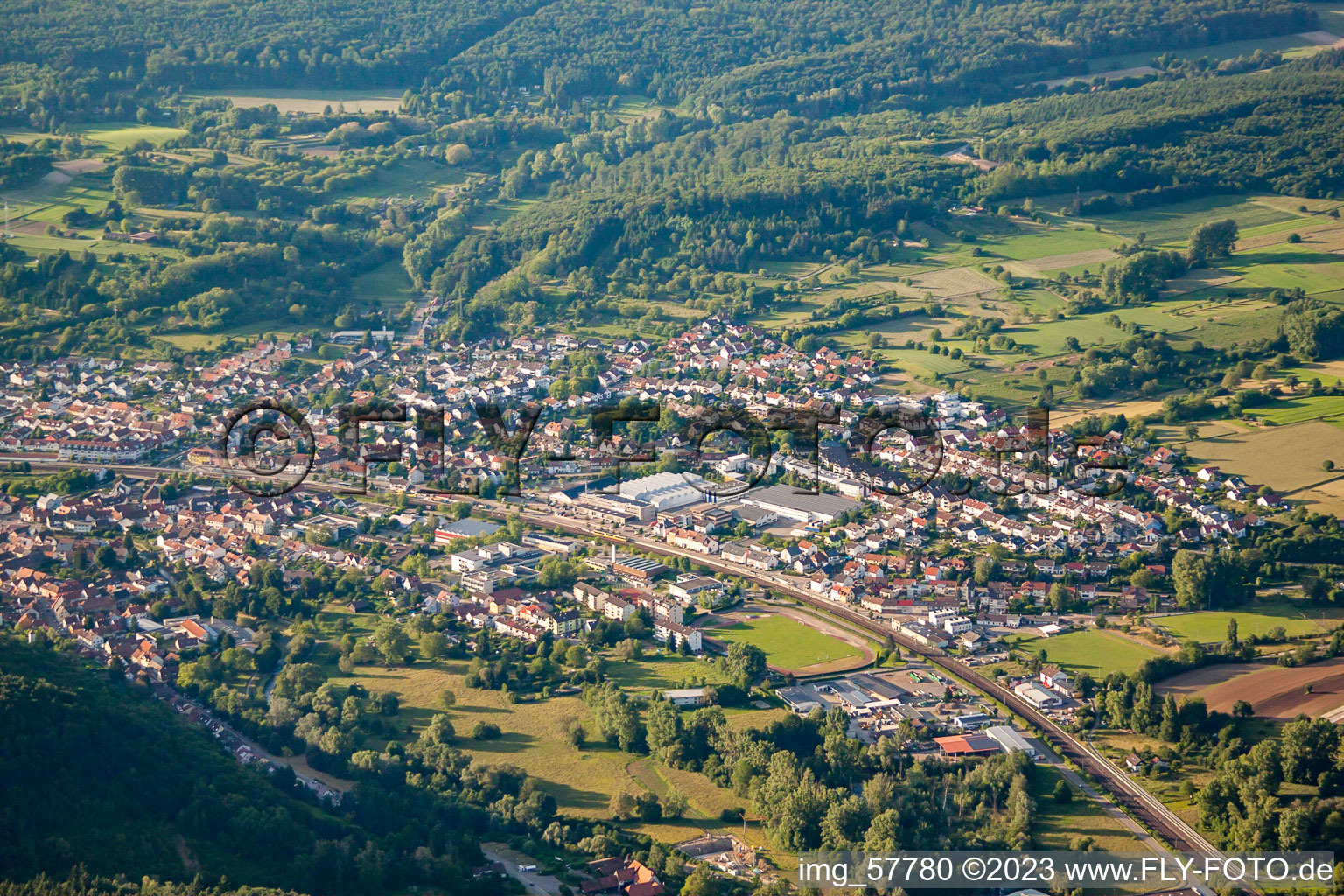 Luftbild von Von Südosten im Ortsteil Berghausen in Pfinztal im Bundesland Baden-Württemberg, Deutschland