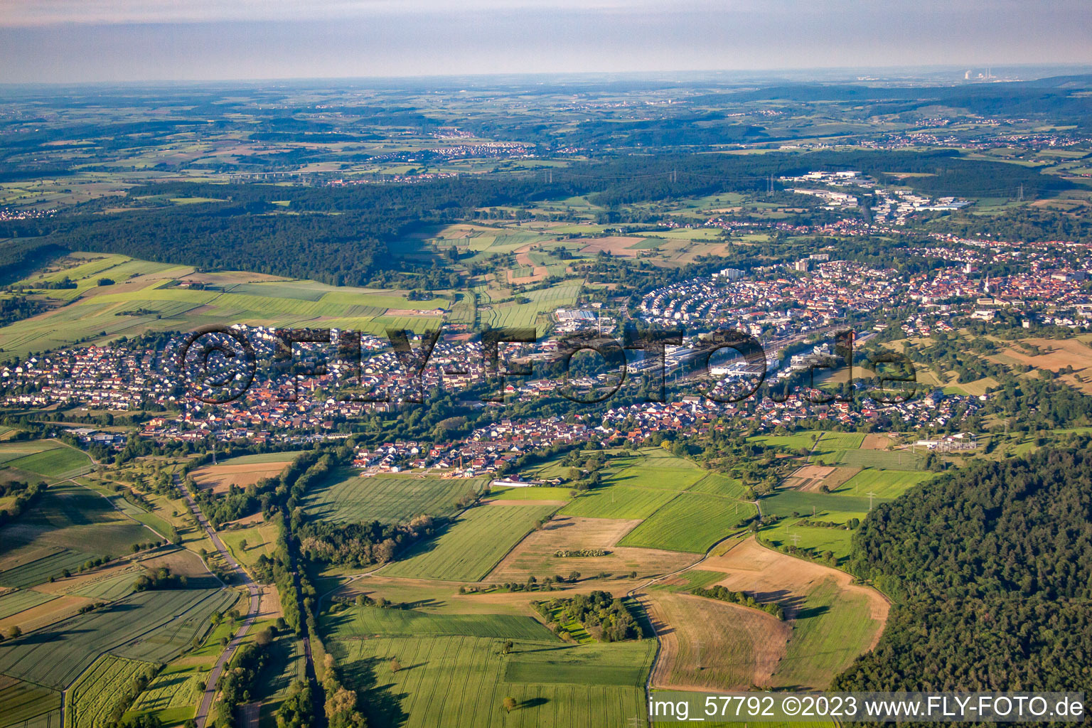 Schrägluftbild von Ortsteil Diedelsheim in Bretten im Bundesland Baden-Württemberg, Deutschland