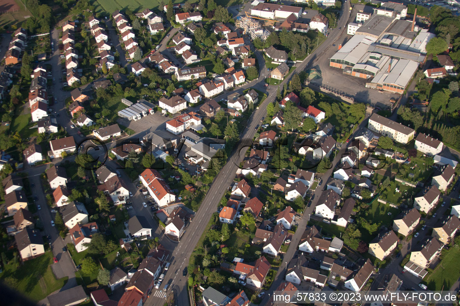 Luftbild von Wohngebiet einer Einfamilienhaus- Siedlung im Ortsteil Diedelsheim in Bretten im Bundesland Baden-Württemberg, Deutschland