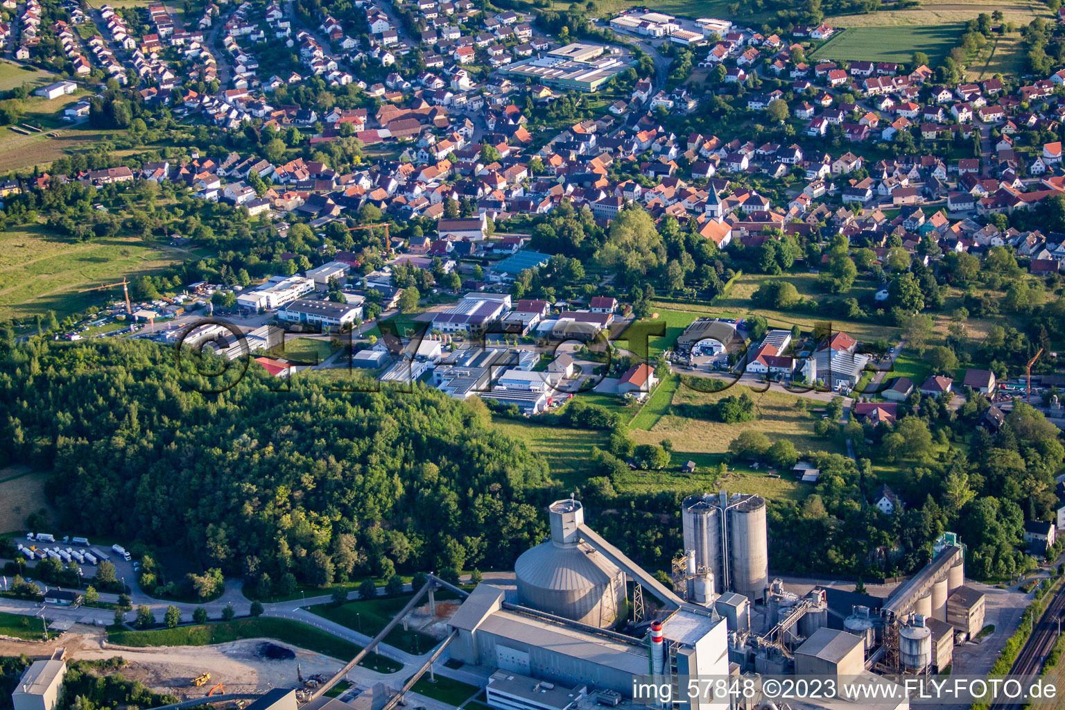 Ortsteil Wössingen in Walzbachtal im Bundesland Baden-Württemberg, Deutschland aus der Luft