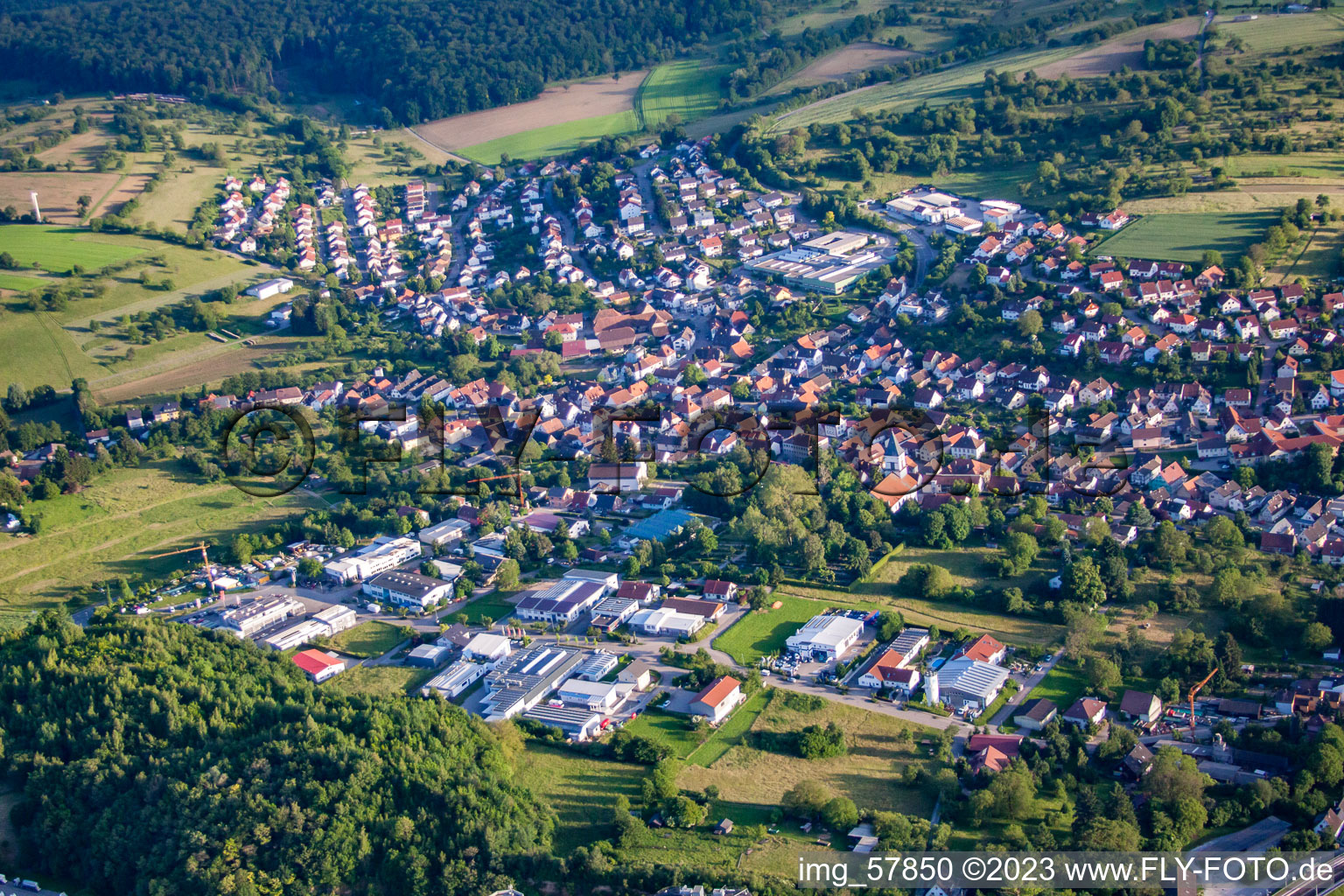 Ortsteil Wössingen in Walzbachtal im Bundesland Baden-Württemberg, Deutschland von oben gesehen