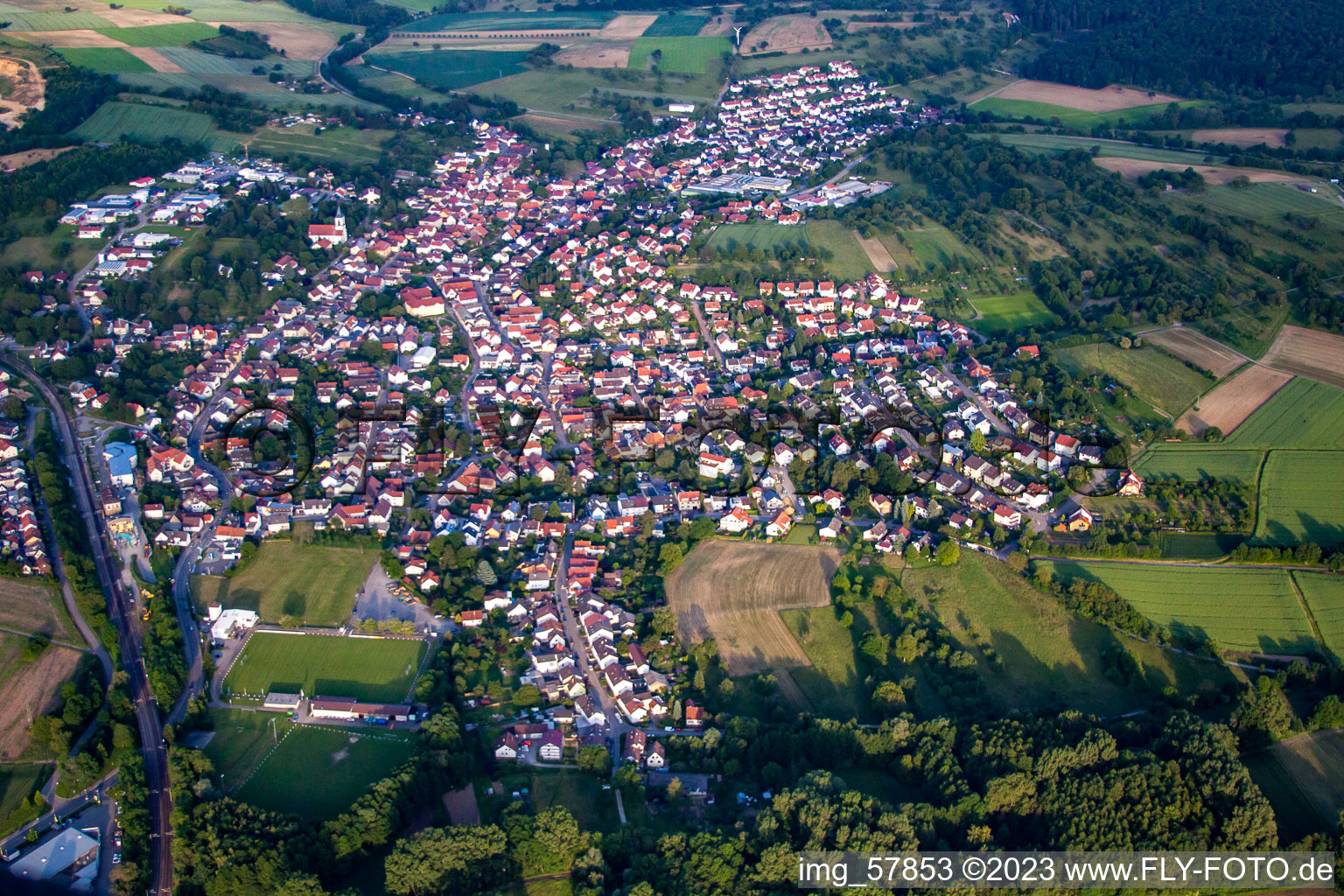 Dorf - Ansicht in Wössingen in Walzbachtal im Bundesland Baden-Württemberg, Deutschland