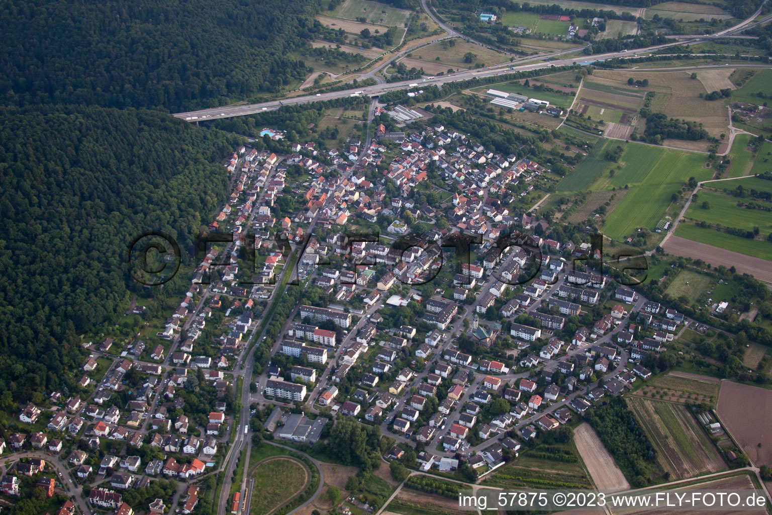 Drohnenbild von Ortsteil Wolfartsweier in Karlsruhe im Bundesland Baden-Württemberg, Deutschland