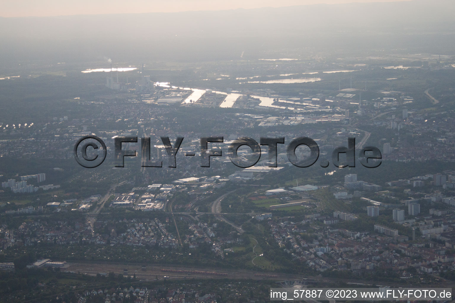 Luftaufnahme von Karlsruhe von Osten im Ortsteil Grünwinkel im Bundesland Baden-Württemberg, Deutschland