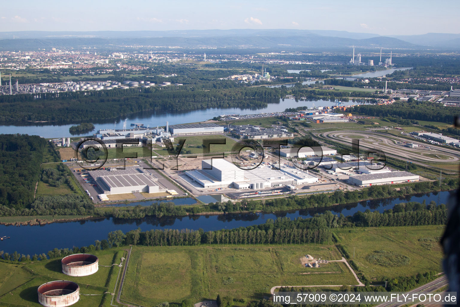 Drohnenbild von Industriegebiet Oberwald in Wörth am Rhein im Bundesland Rheinland-Pfalz, Deutschland
