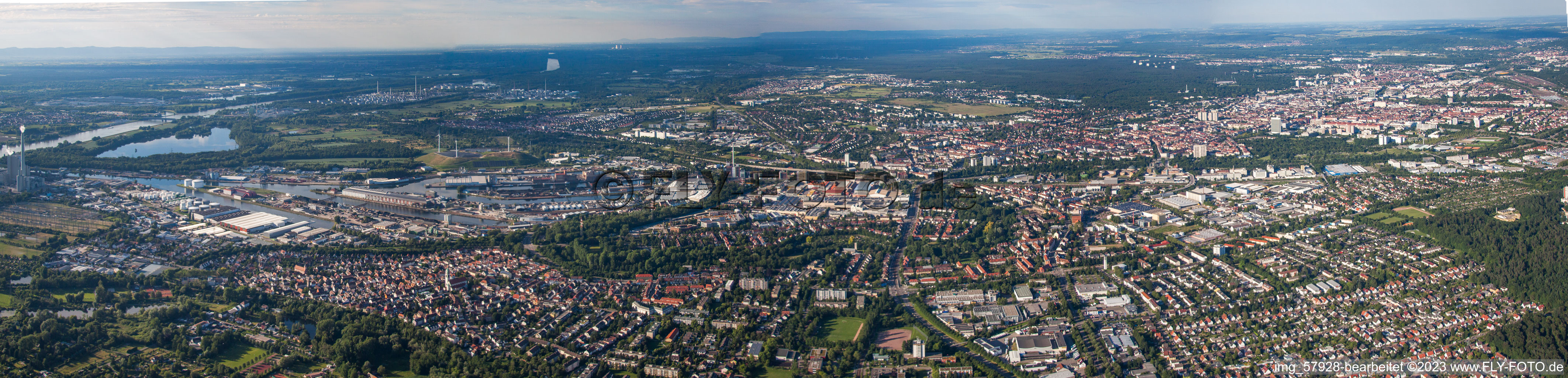 Luftaufnahme von Karlsruhe von Südwesten im Ortsteil Mühlburg im Bundesland Baden-Württemberg, Deutschland