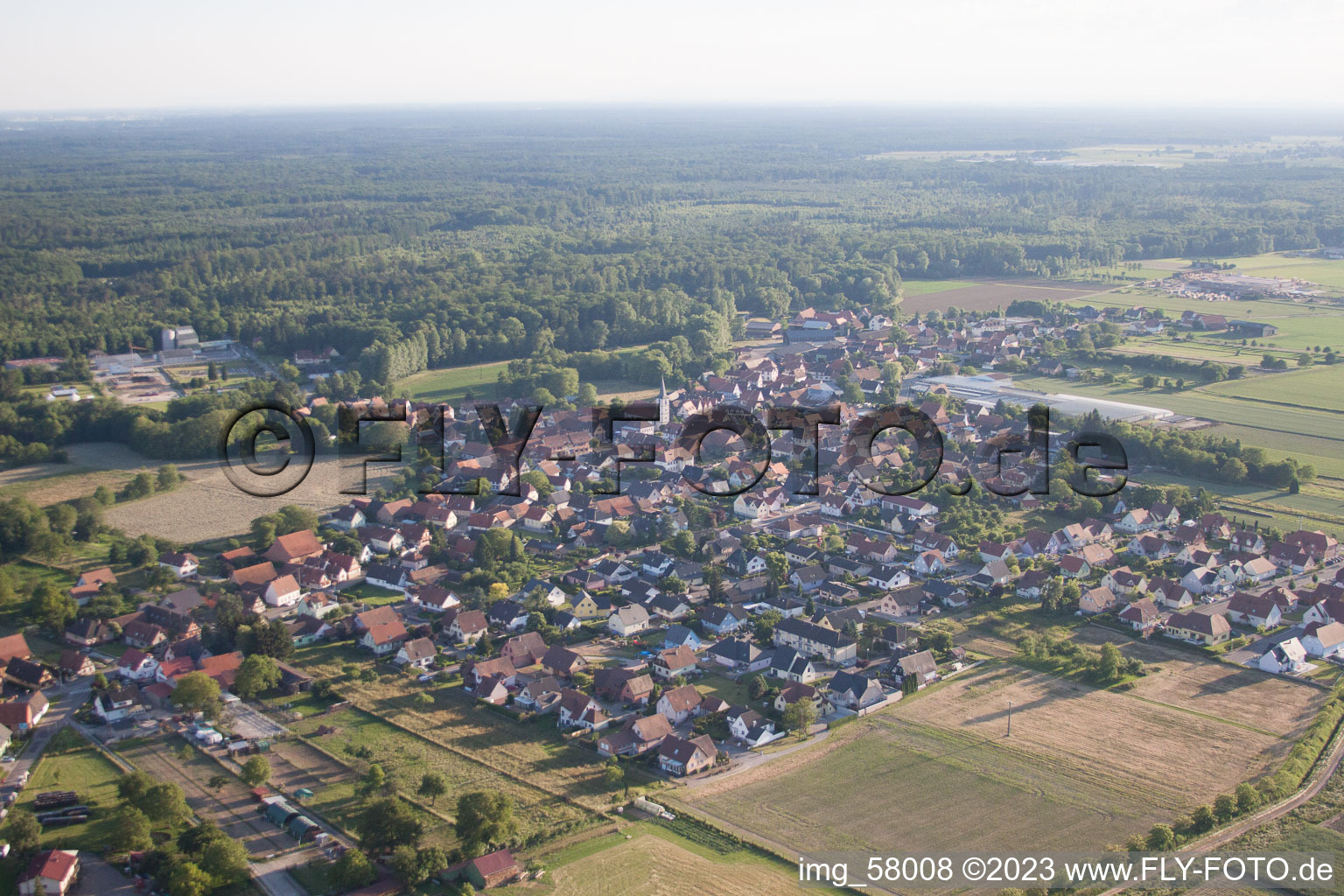 Niederrœdern im Bundesland Bas-Rhin, Frankreich von der Drohne aus gesehen