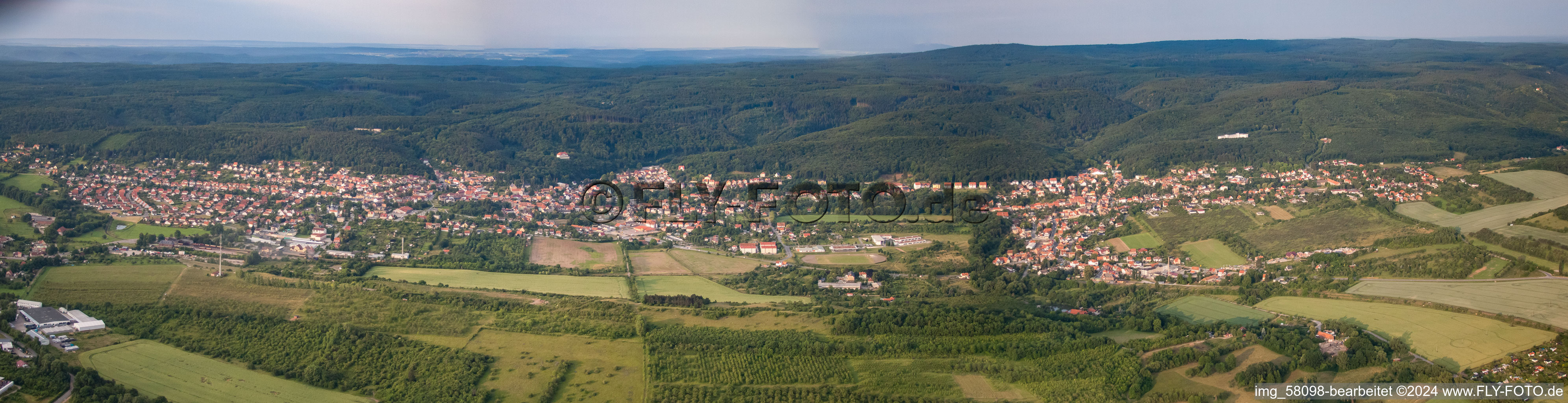 Panorama-Perspektive Wald und Berglandschaft des Harz Rands in Gernrode im Bundesland Sachsen-Anhalt, Deutschland