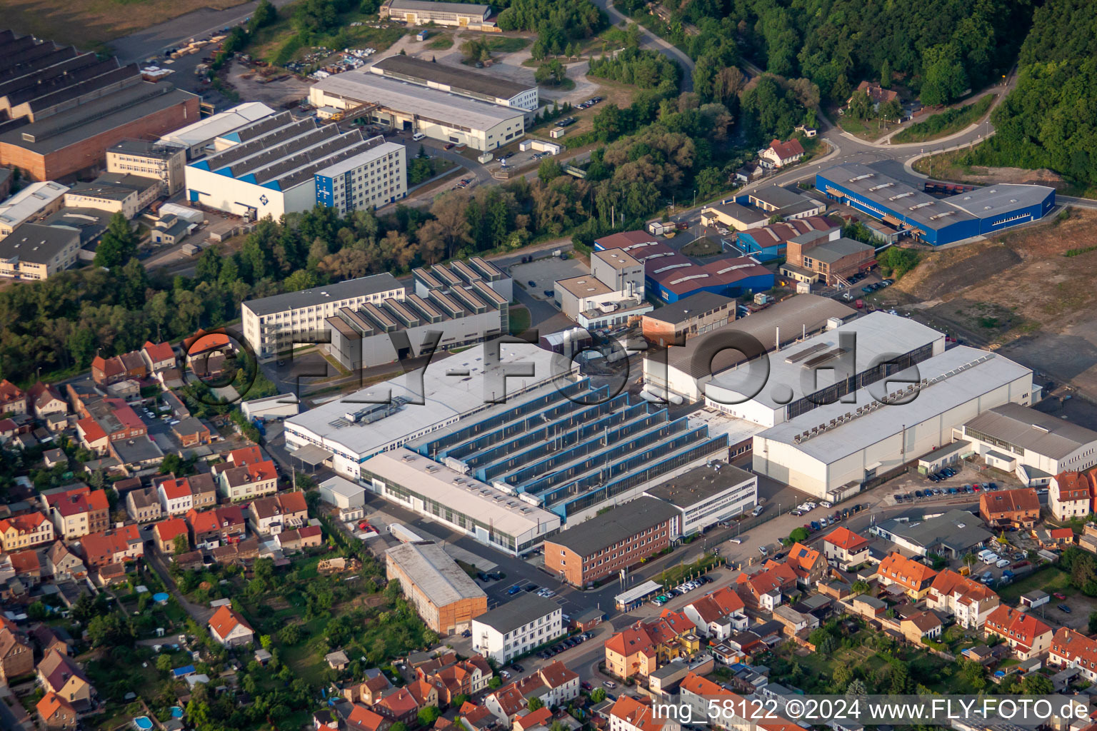 Gebäude und Produktionshallen auf dem Werksgelände Schunk Sintermetalltechnik GmbH in Thale im Bundesland Sachsen-Anhalt, Deutschland