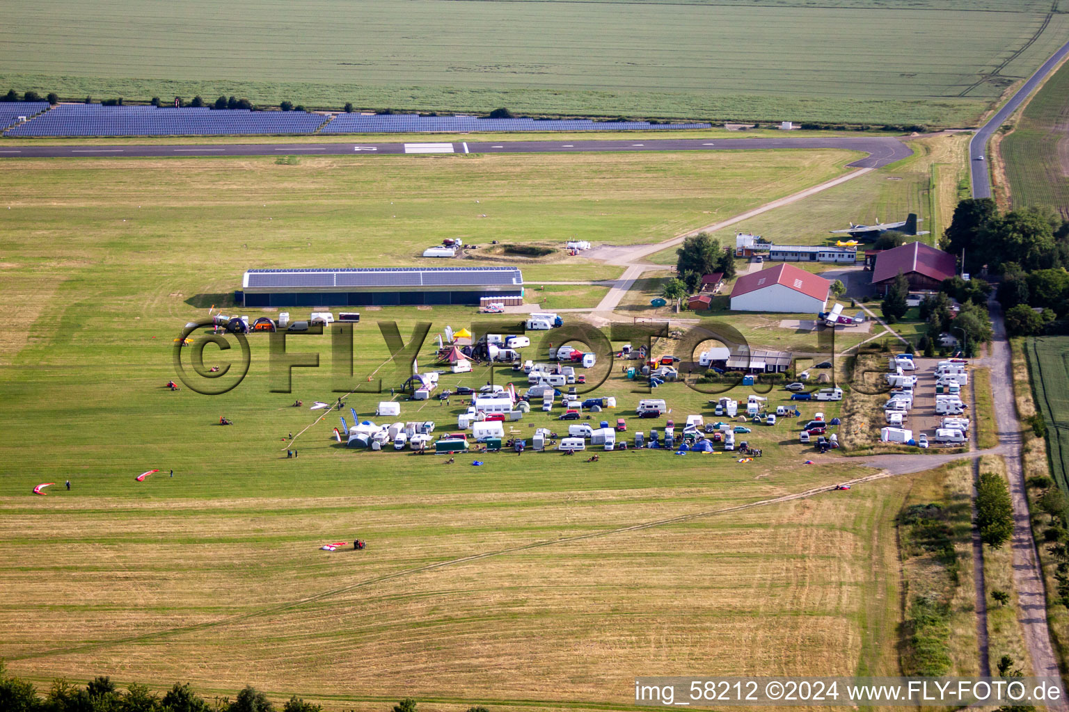 Luftbild von Motorschirme auf dem Flugplatz Ballenstedt im Ortsteil Asmusstedt im Bundesland Sachsen-Anhalt, Deutschland