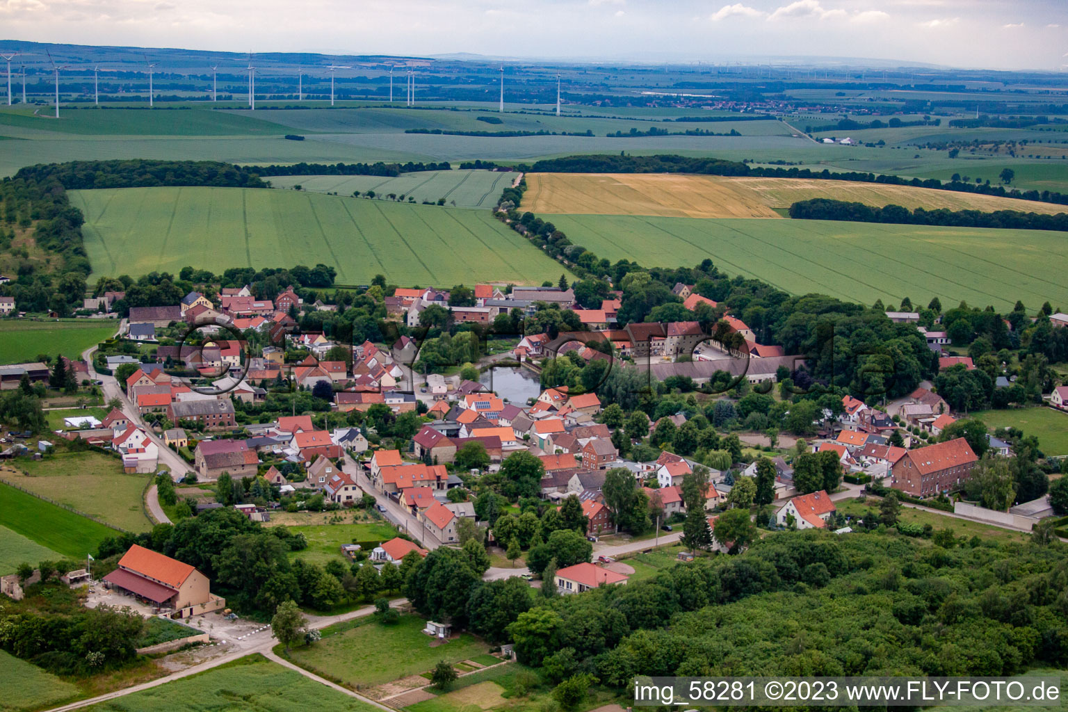 Dorf - Ansicht am Rande von landwirtschaftlichen Feldern und Nutzflächen in Heteborn in Selke-Aue im Bundesland Sachsen-Anhalt, Deutschland