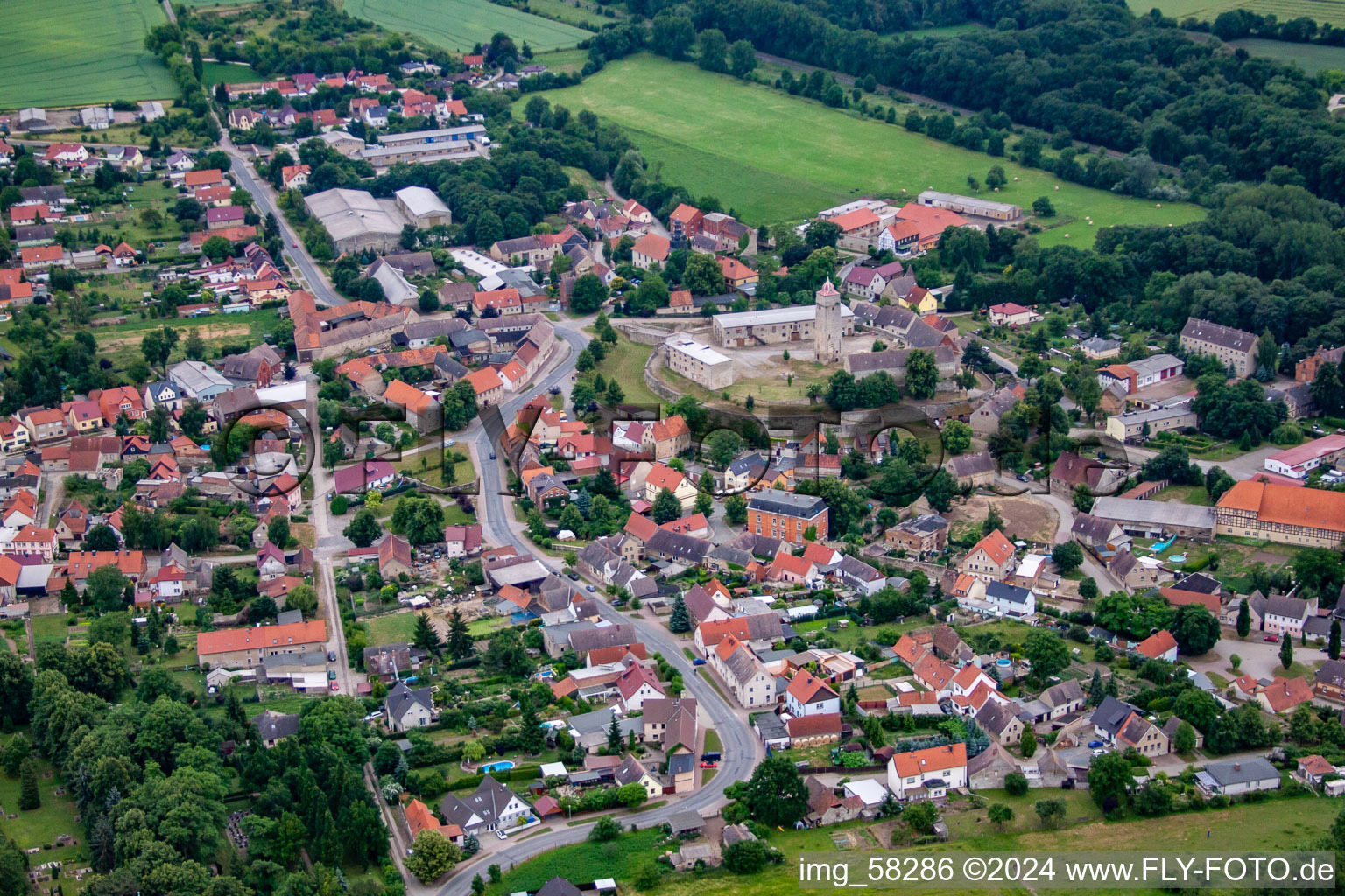 Dorf - Ansicht am Rande von landwirtschaftlichen Feldern und Nutzflächen in Hausneindorf in Selke-Aue im Bundesland Sachsen-Anhalt, Deutschland