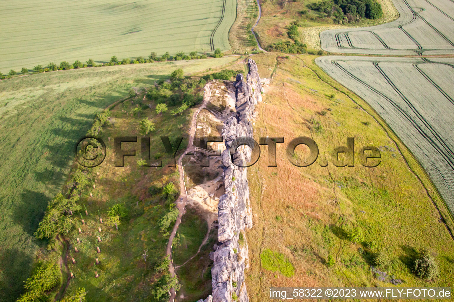 Schrägluftbild von Gegensteine der Teufelsmauer bei Weddersleben in Thale im Bundesland Sachsen-Anhalt, Deutschland