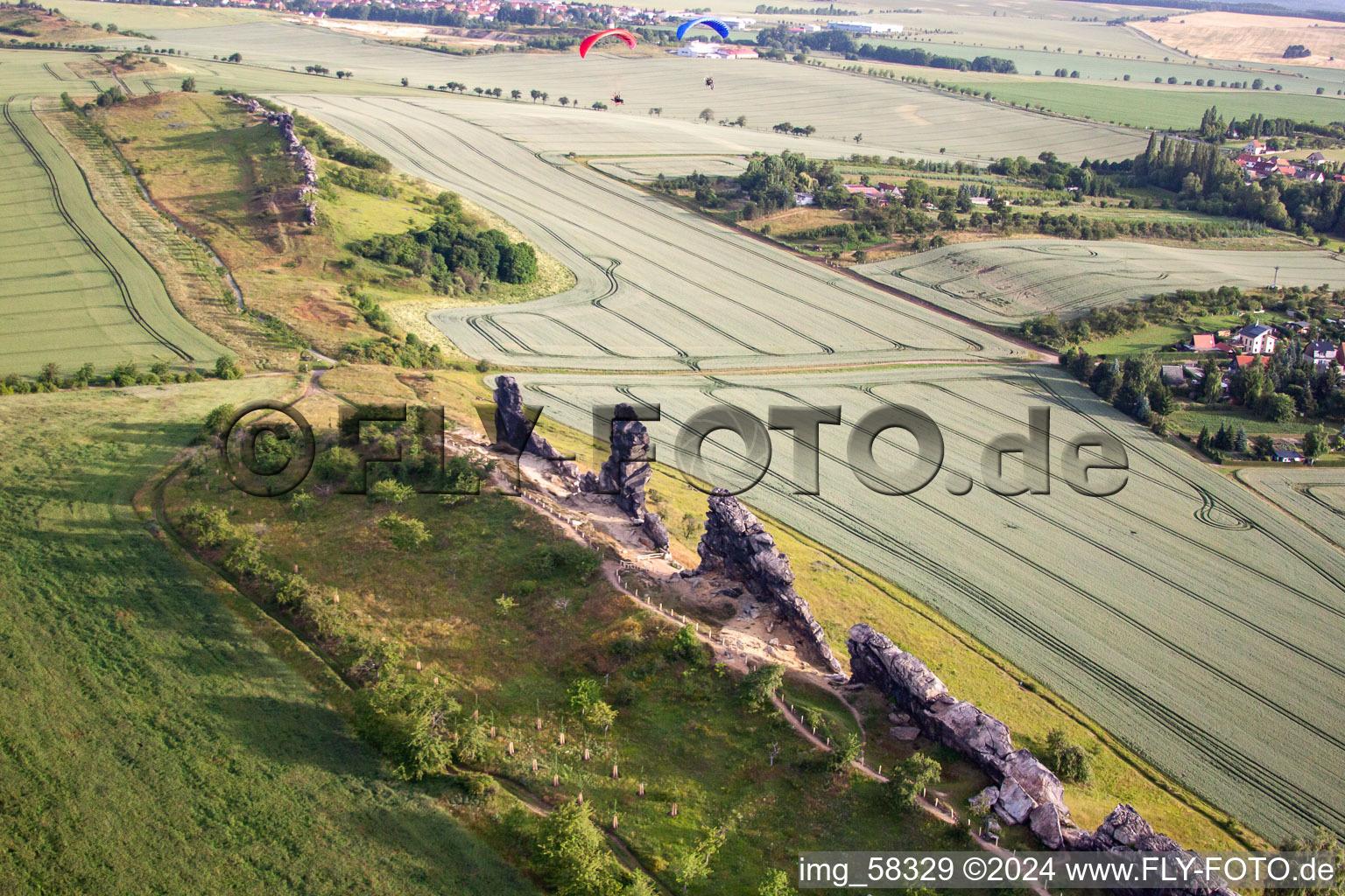 Strukturen auf landwirtschaftlichen Feldern an der Felsformation Teufelsmauer im Ortsteil Weddersleben in Thale im Bundesland Sachsen-Anhalt, Deutschland