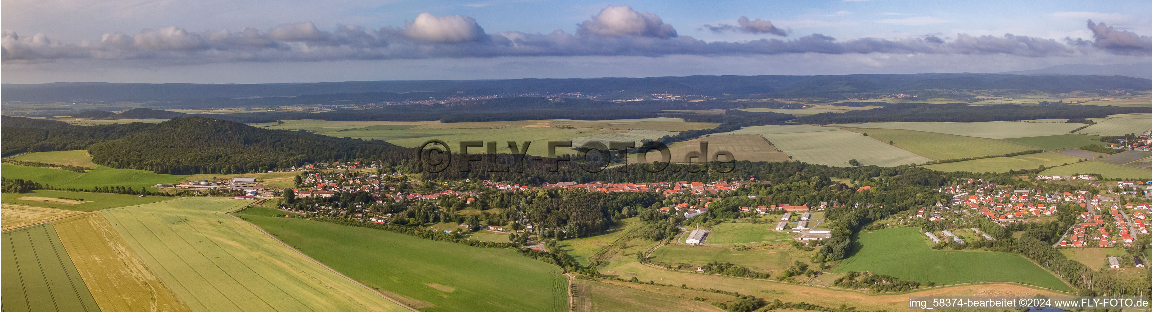 Panorama Perspektive Dorf - Ansicht am Rande von landwirtschaftlichen Feldern und Nutzflächen in Langenstein im Bundesland Sachsen-Anhalt, Deutschland