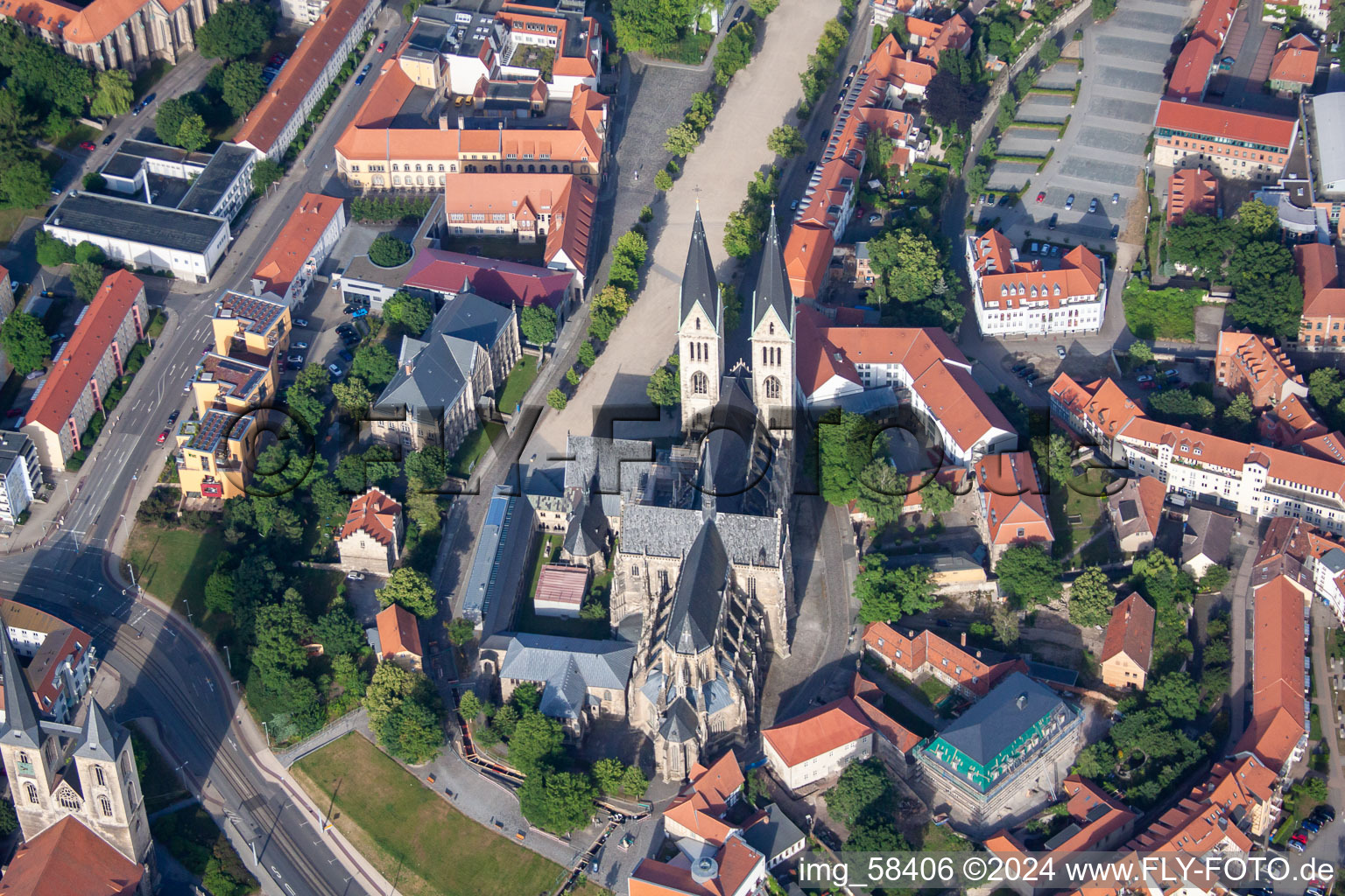 Luftbild von Stadtansicht von Halberstadt. Mit im Bild der Dom im Bundesland Sachsen-Anhalt, Deutschland