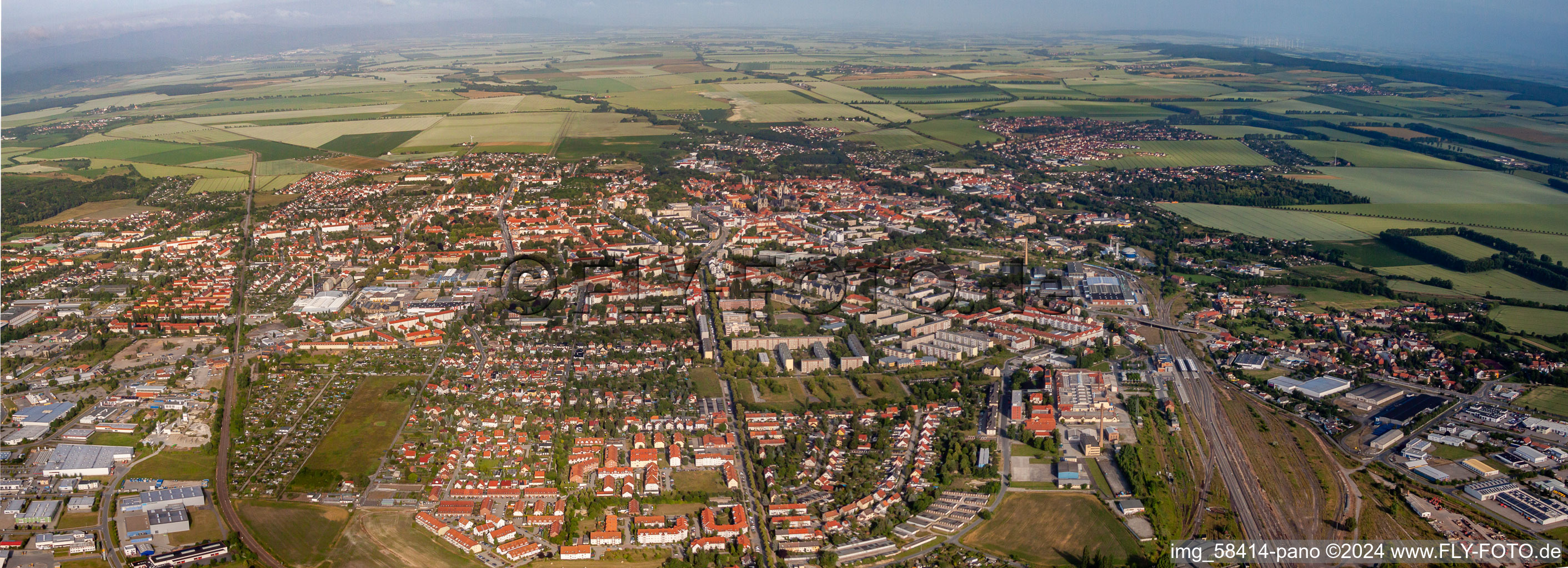 Panorama - Perspektive von Stadtgebiet mit Außenbezirken und Innenstadtbereich in Halberstadt im Bundesland Sachsen-Anhalt, Deutschland
