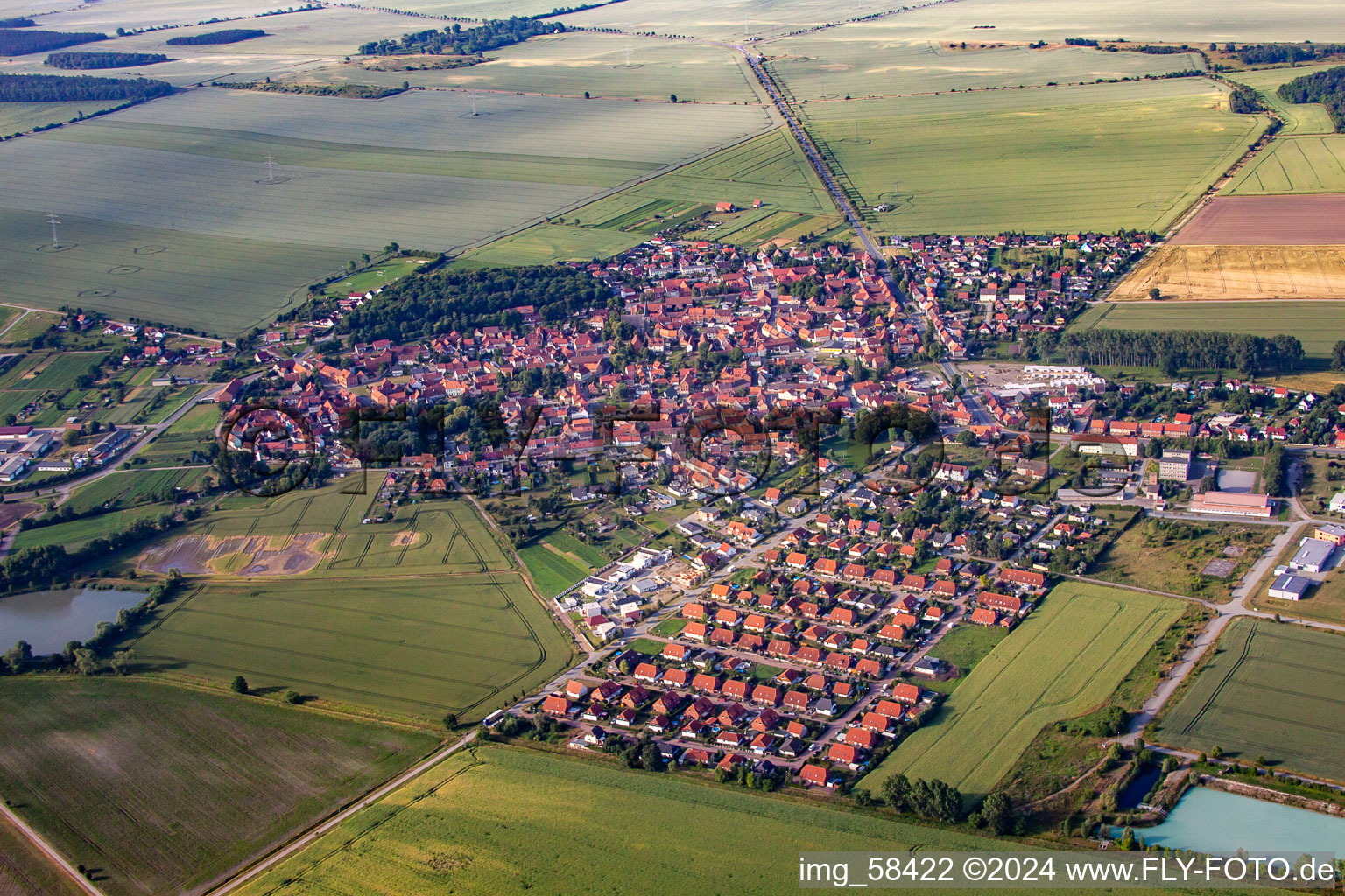 Dorf - Ansicht am Rande von landwirtschaftlichen Feldern und Nutzflächen in Harsleben im Bundesland Sachsen-Anhalt, Deutschland