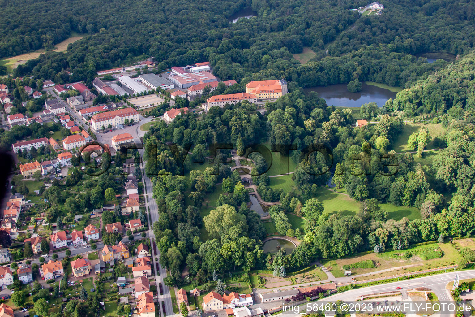 Luftbild von Ballenstedt - Schloss und Park im Bundesland Sachsen-Anhalt, Deutschland