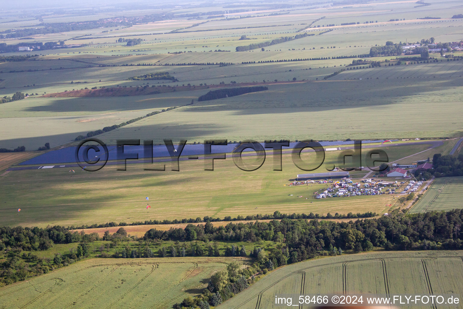 Flugplatz von Süden im Ortsteil Asmusstedt in Ballenstedt im Bundesland Sachsen-Anhalt, Deutschland