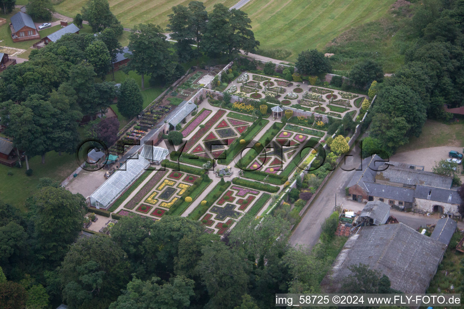 Gebäudekomplex im Schloßpark von Schloß Sewerby Hall and Gardens in Sewerby, England, Vereinigtes Königreich in Bridlington, Großbritanien