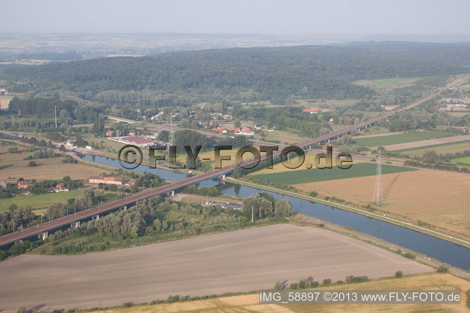 Eisenbahnbrücke über den Kanal in Holque im Bundesland Nord, Frankreich