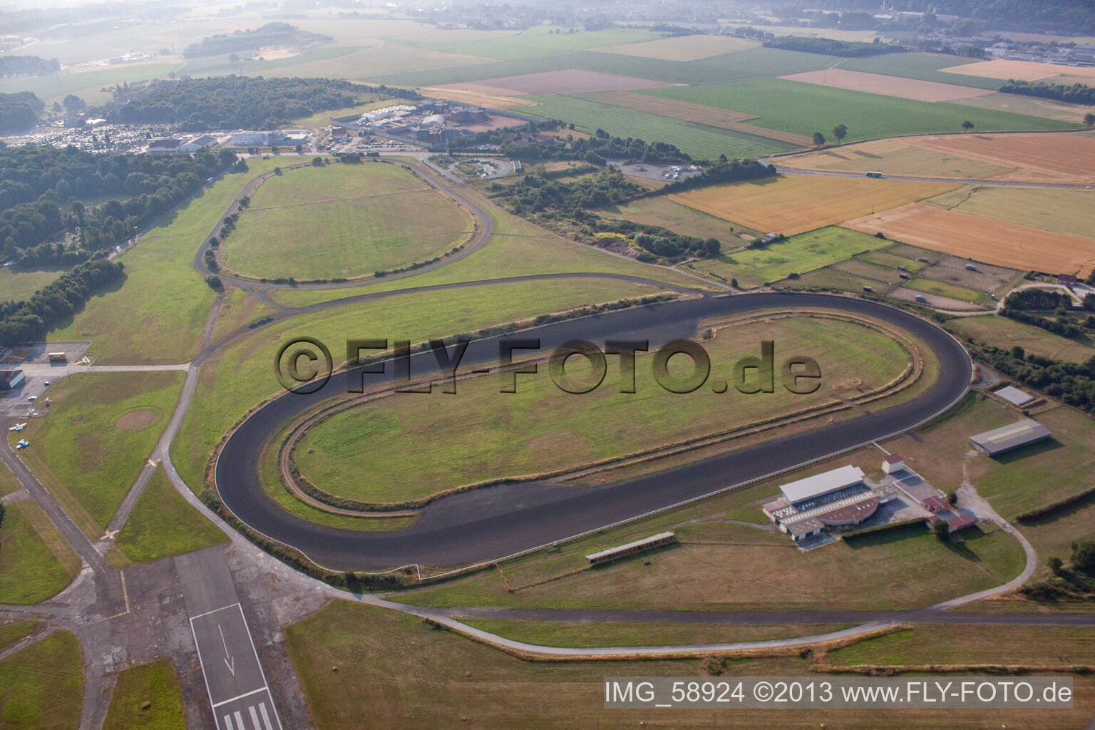 Luftbild von Flugplatz St. Omer in Longuenesse im Bundesland Pas-de-Calais, Frankreich