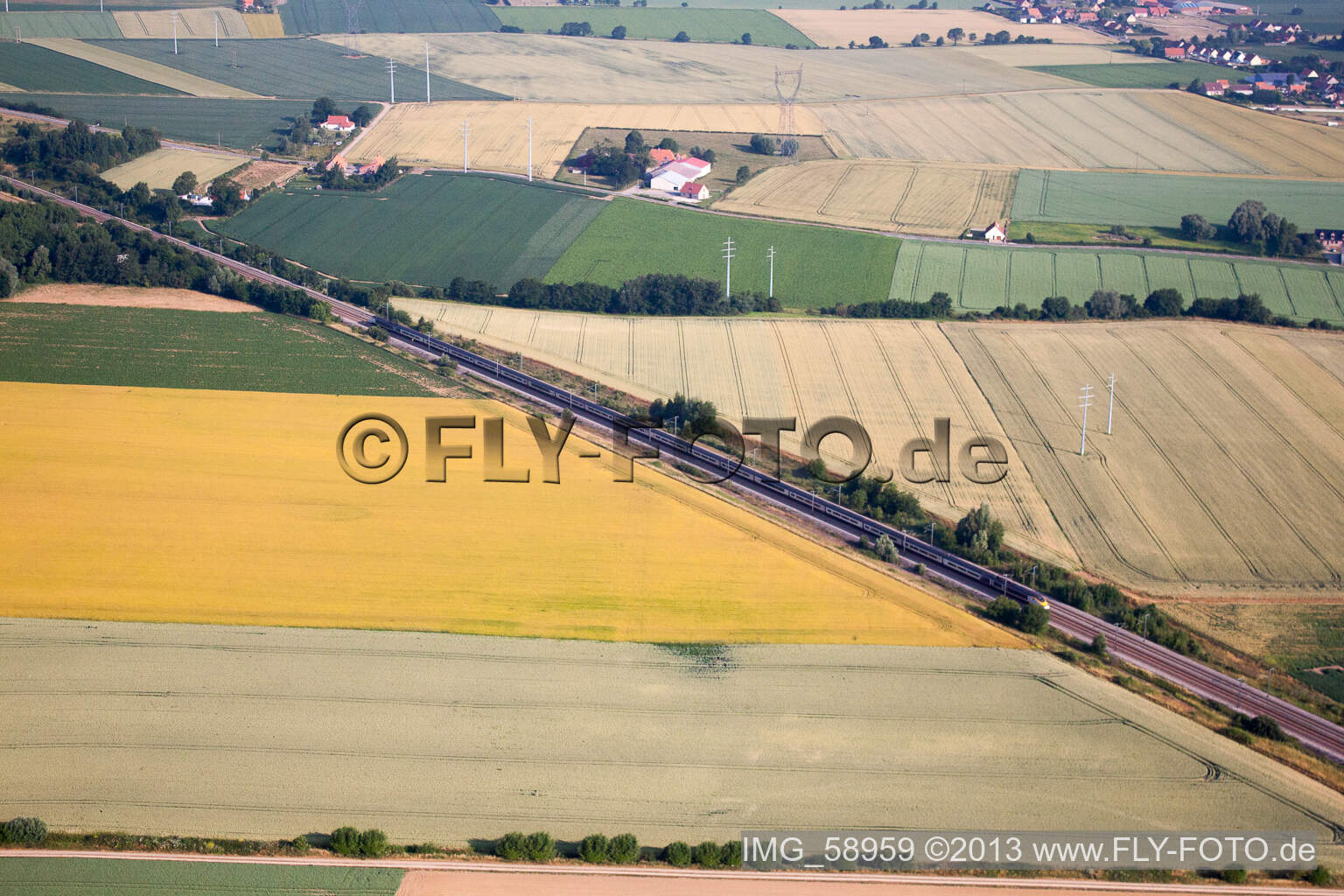 Luftaufnahme von Eurostar bei Wulverdinghe in Millam im Bundesland Nord, Frankreich