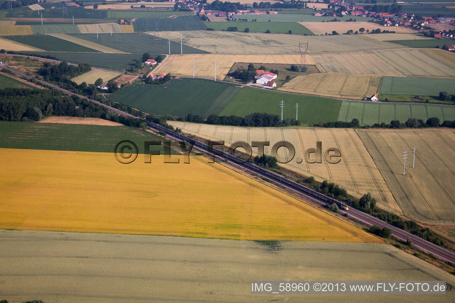 Schrägluftbild von Eurostar bei Wulverdinghe in Millam im Bundesland Nord, Frankreich