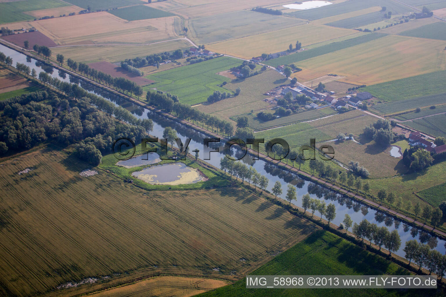 Kanalverlauf und Uferbereiche der Wasserstraße der Binnenschiffahrt Canal de la Haute Colme in Lille in Nord-Pas-de-Calais Picardie in Looberghe, Frankreich