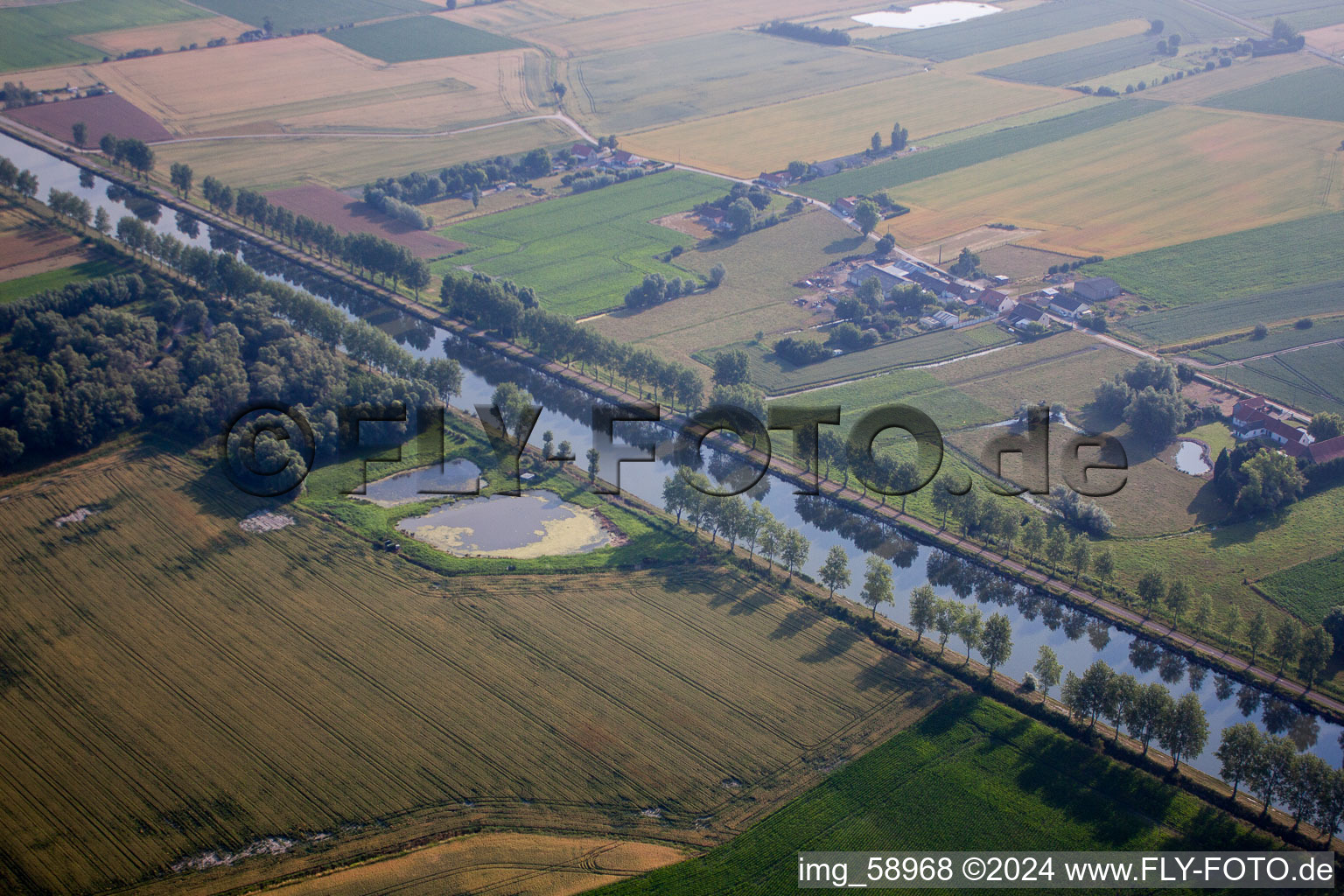 Kanalverlauf und Uferbereiche der Wasserstraße der Binnenschiffahrt Canal de la Haute Colme in Lille in Nord-Pas-de-Calais Picardie in Looberghe, Frankreich