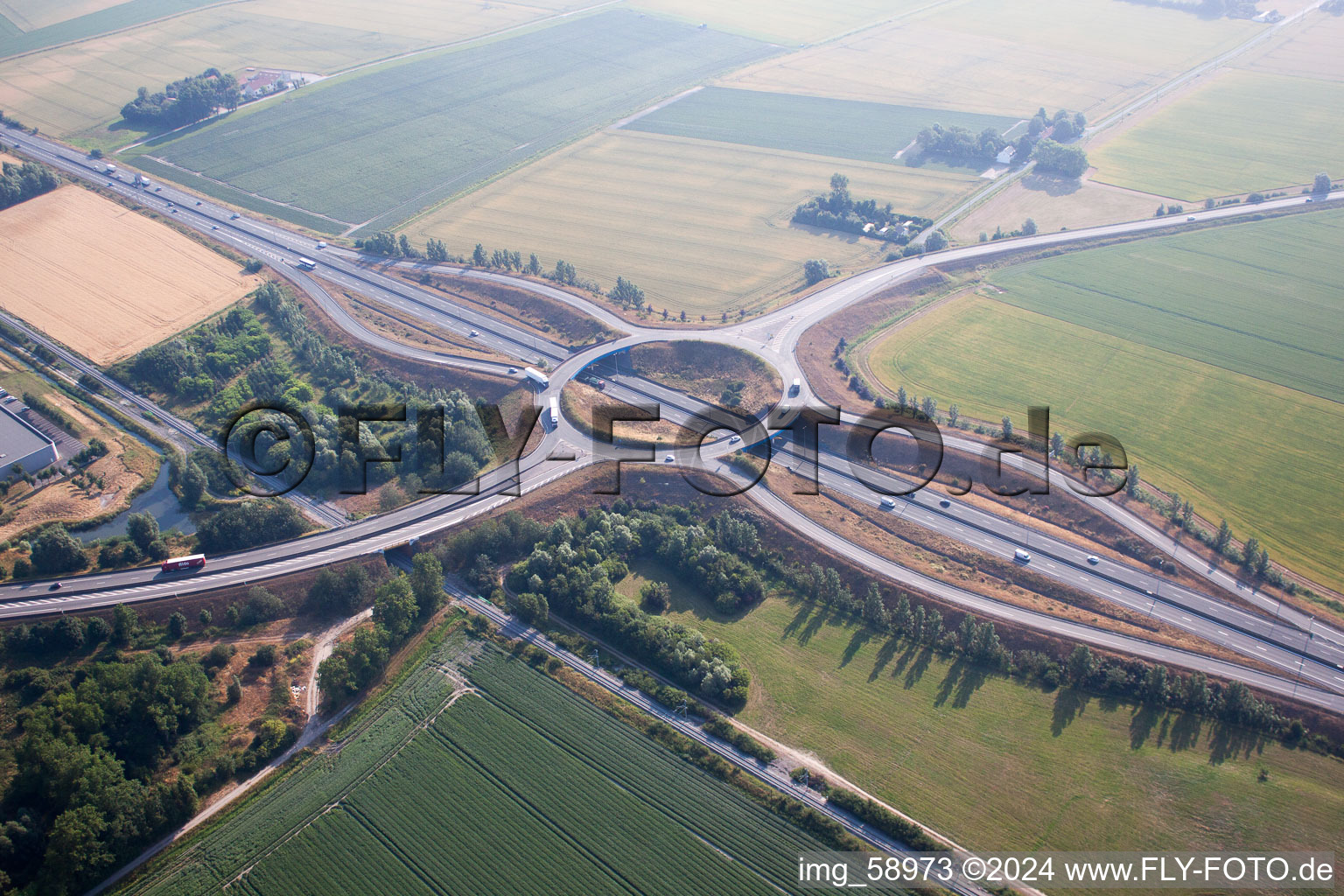 Streckenführung und Fahrspuren im Verlauf der Autobahn- Abfahrt und Zufahrt der französischen Autobahn E40 zum Fährhafen Dunkerque in Craywick in Hauts-de-France im Bundesland Nord, Frankreich
