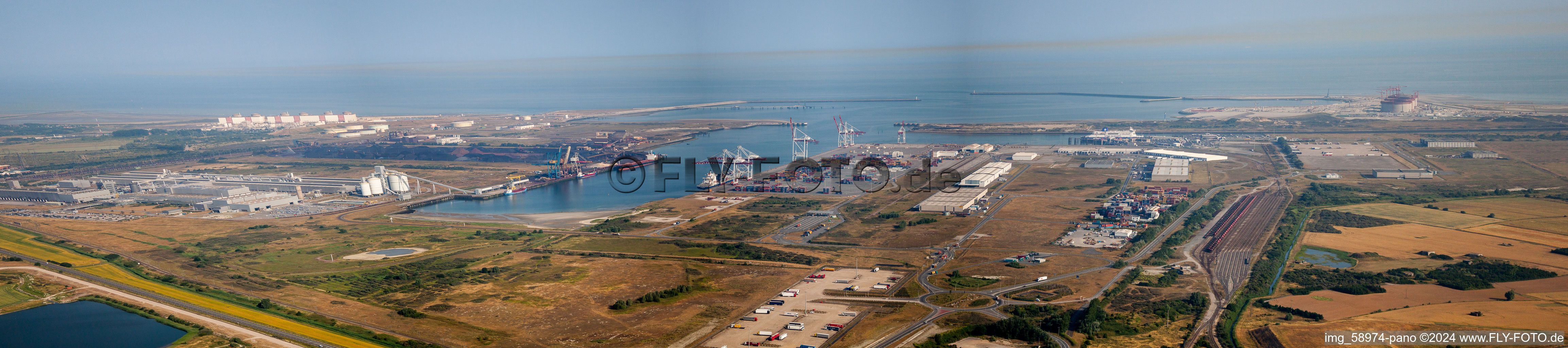 Panorama der Hafenanlagen an der Meeres- Küste des Kanal-Fährhafens Dünkirchen in Loon-Plage in Hauts-de-France im Bundesland Nord, Frankreich