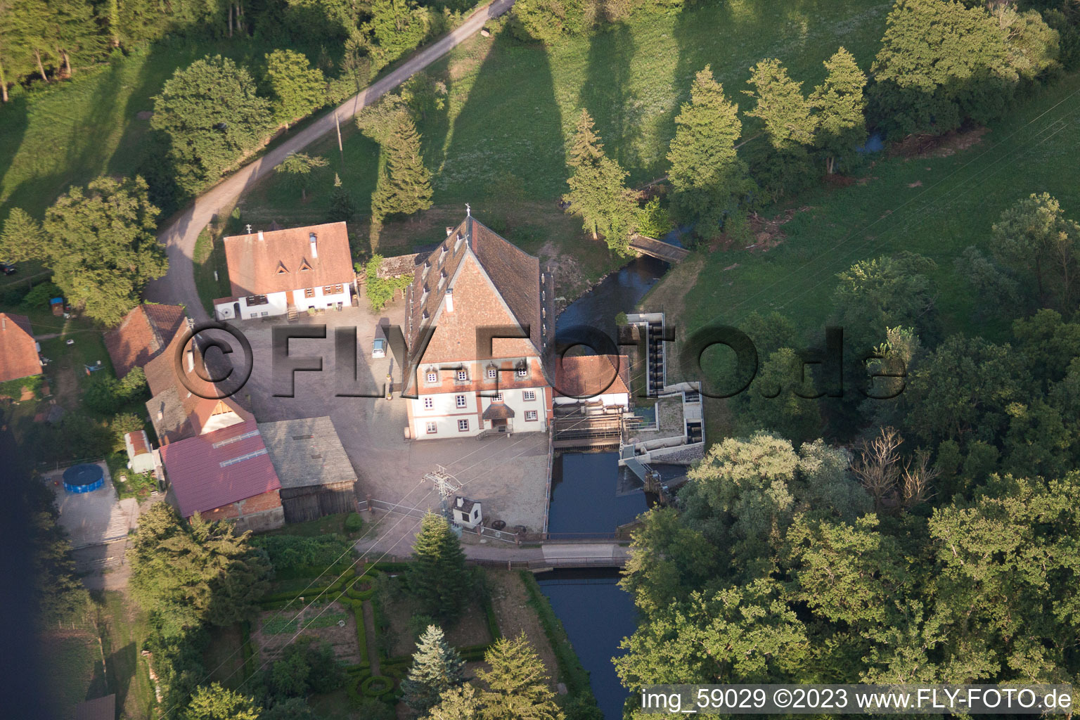 Bienwaldmühle im Bundesland Rheinland-Pfalz, Deutschland aus der Vogelperspektive