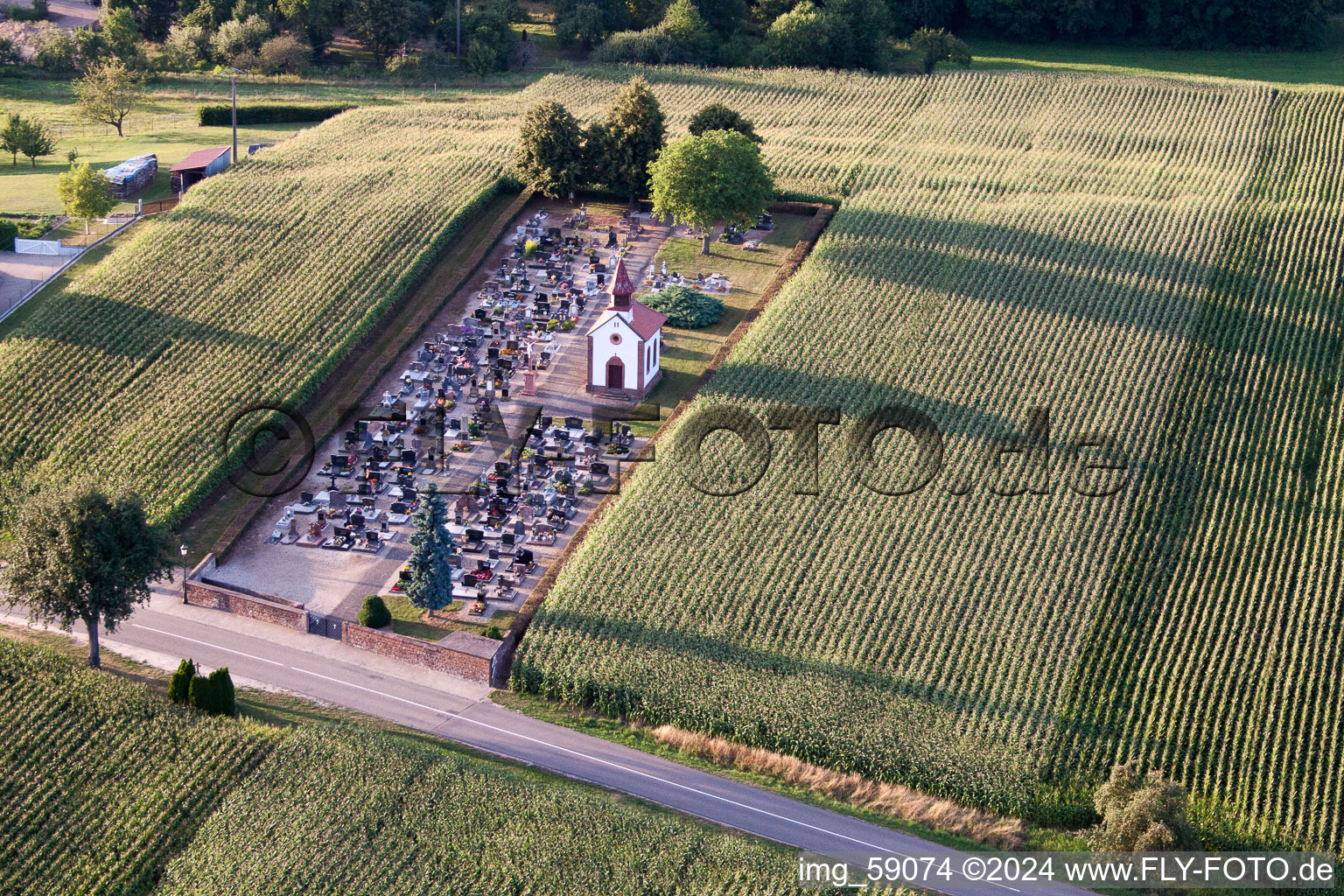 Luftbild von Kirchengebäude der Kapelle in Salmbach in Grand Est im Bundesland Bas-Rhin, Frankreich
