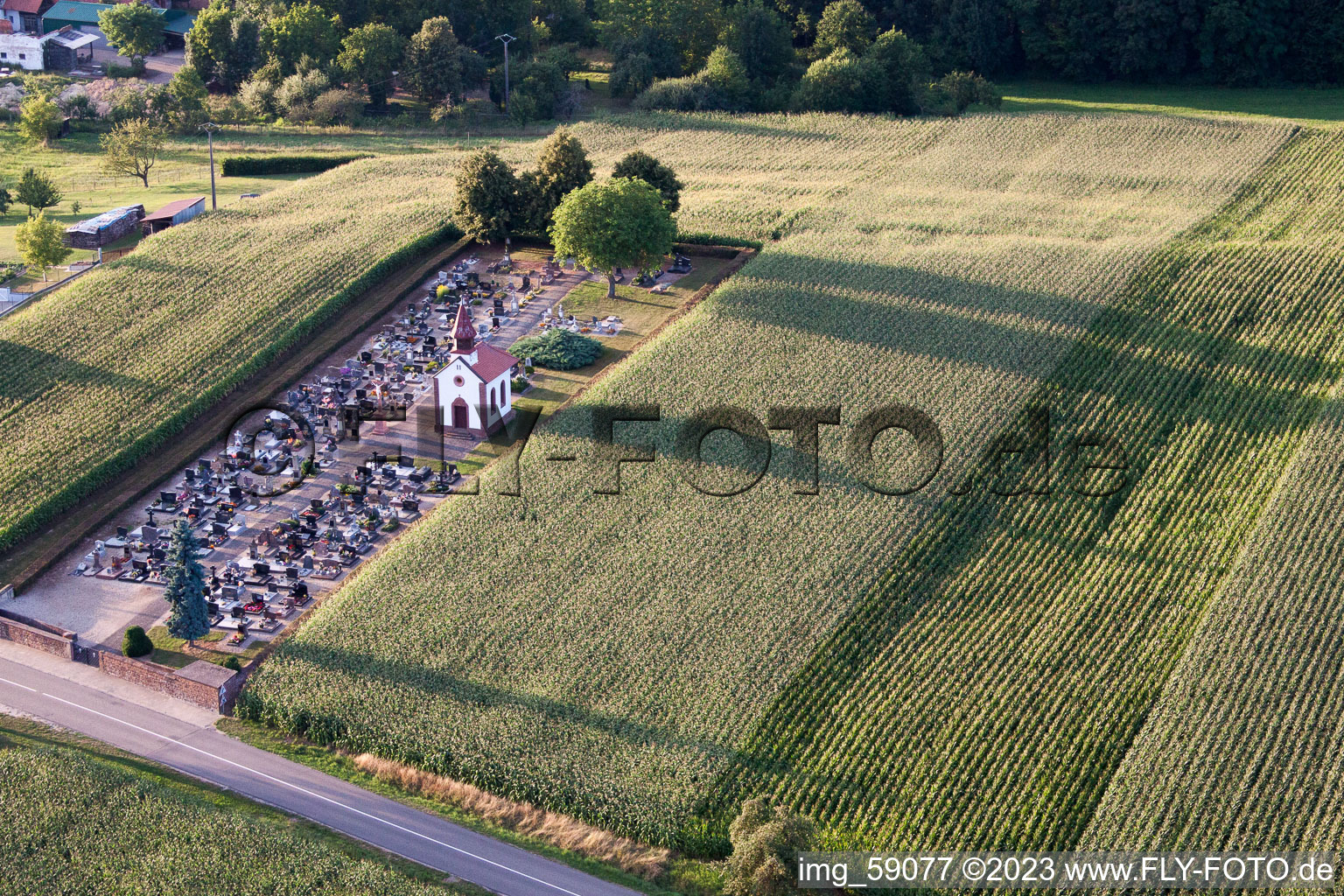 Salmbach im Bundesland Bas-Rhin, Frankreich von der Drohne aus gesehen
