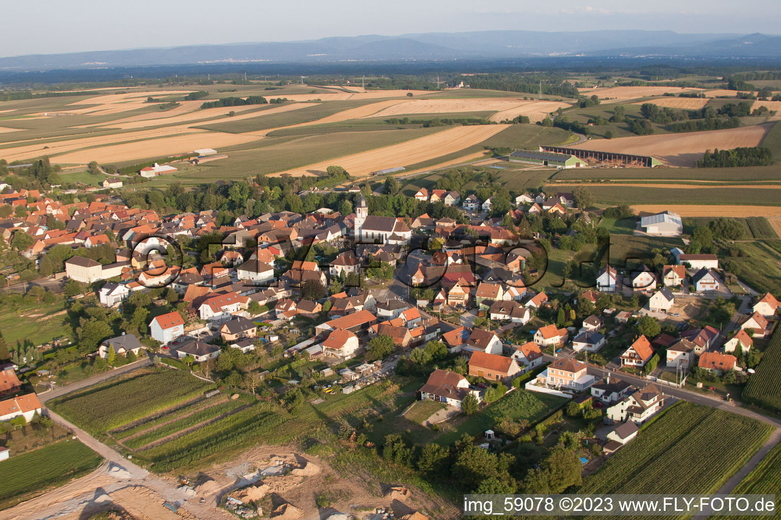 Schrägluftbild von Niederlauterbach im Bundesland Bas-Rhin, Frankreich