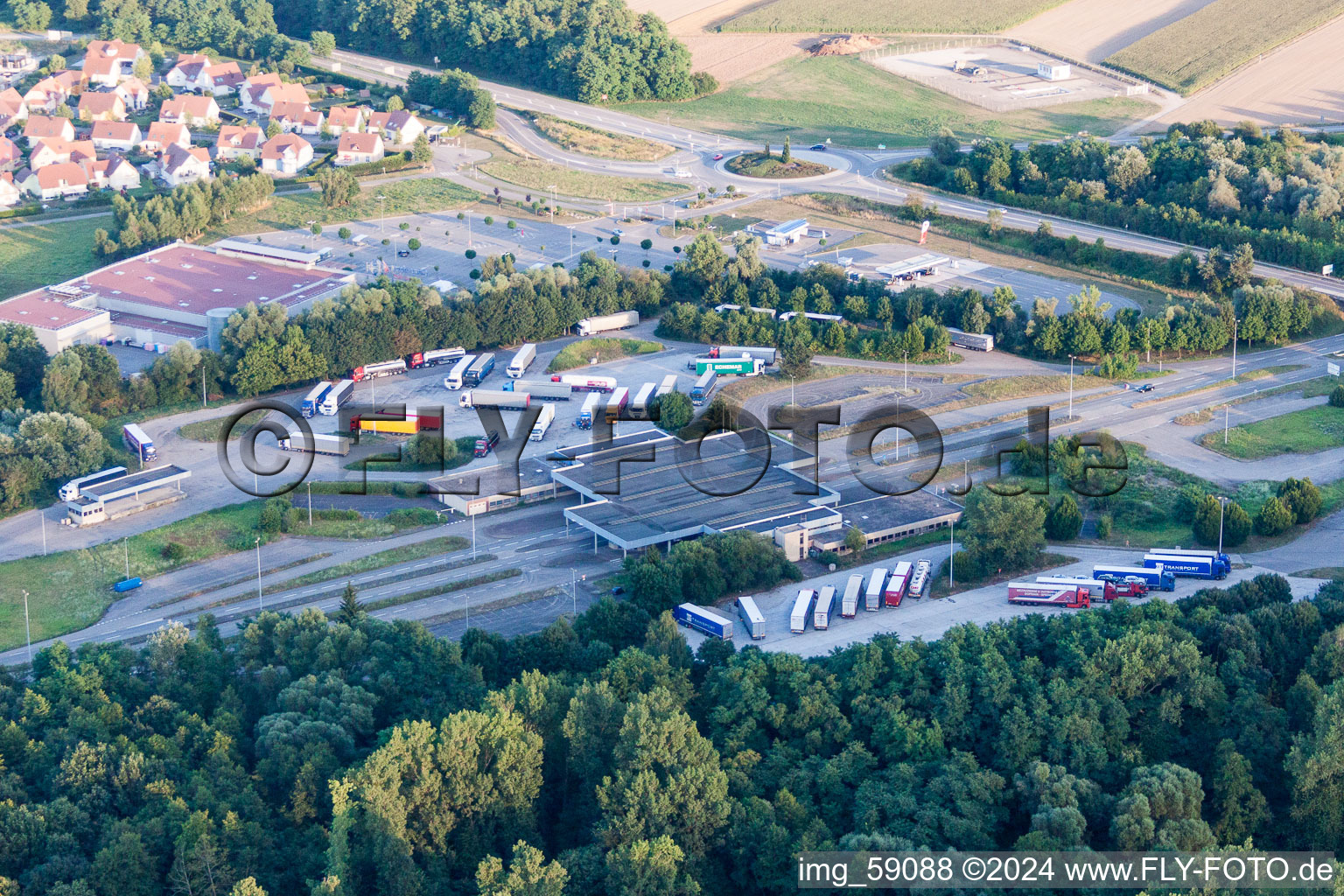 Luftbild von LKW- Abstellflächen und Freiflächen- Lager am ehemaligen Grenzübergang Lauterbourg jetzt Bundespolizeirevier Bienwald in Scheibenhard in Grand Est im Bundesland Bas-Rhin, Frankreich