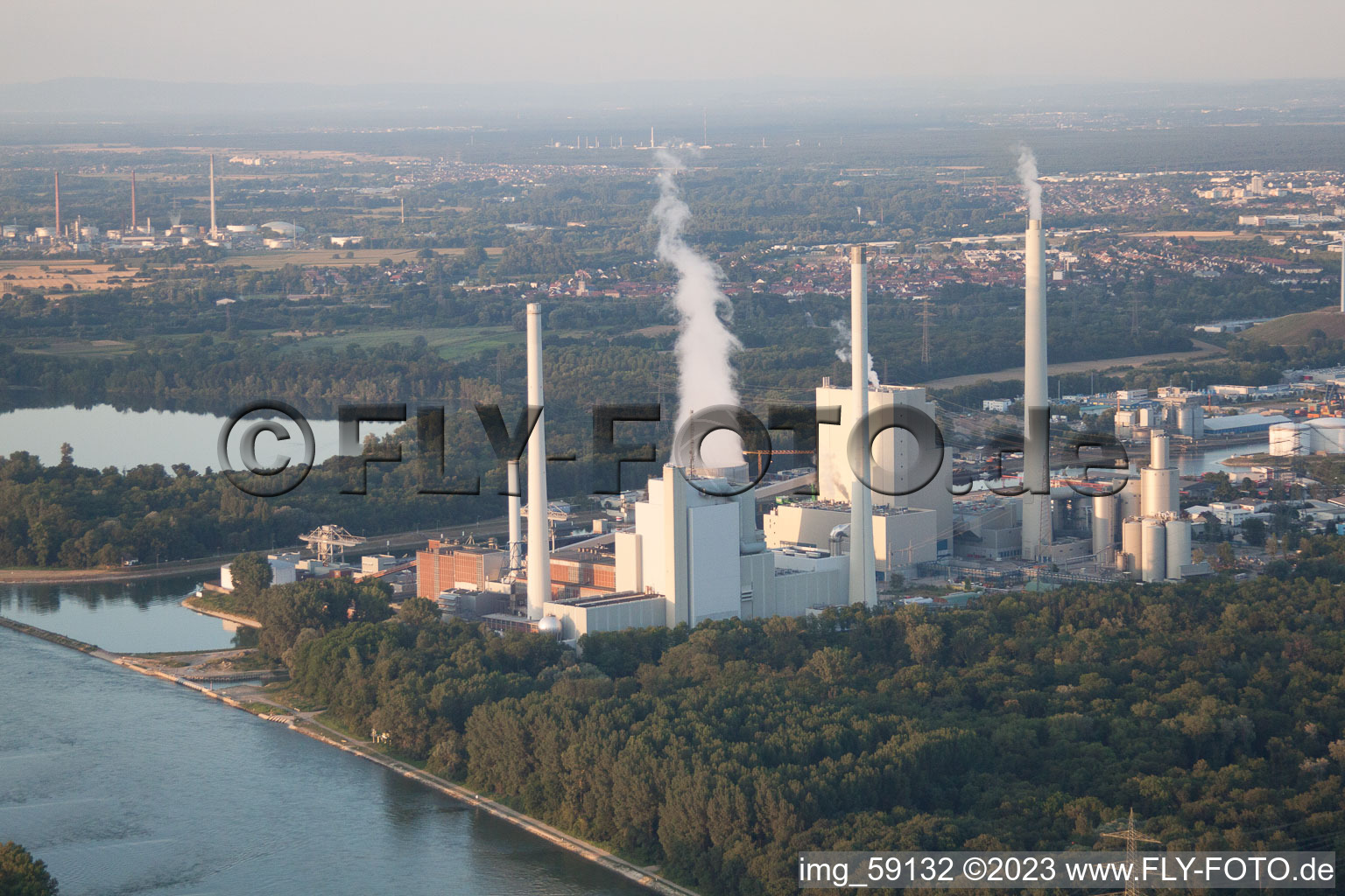 ENBW Kraftwerk am Rhein im Ortsteil Rheinhafen in Karlsruhe im Bundesland Baden-Württemberg, Deutschland