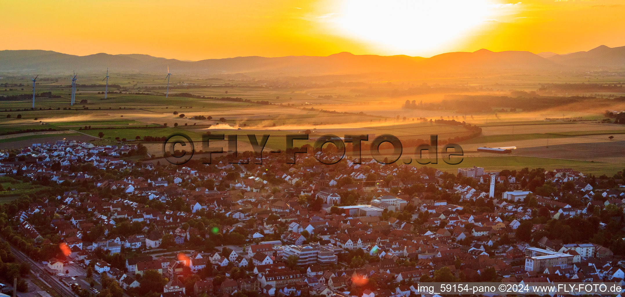 Luftaufnahme von Sonnenuntergang über der Stadt in Kandel im Bundesland Rheinland-Pfalz, Deutschland