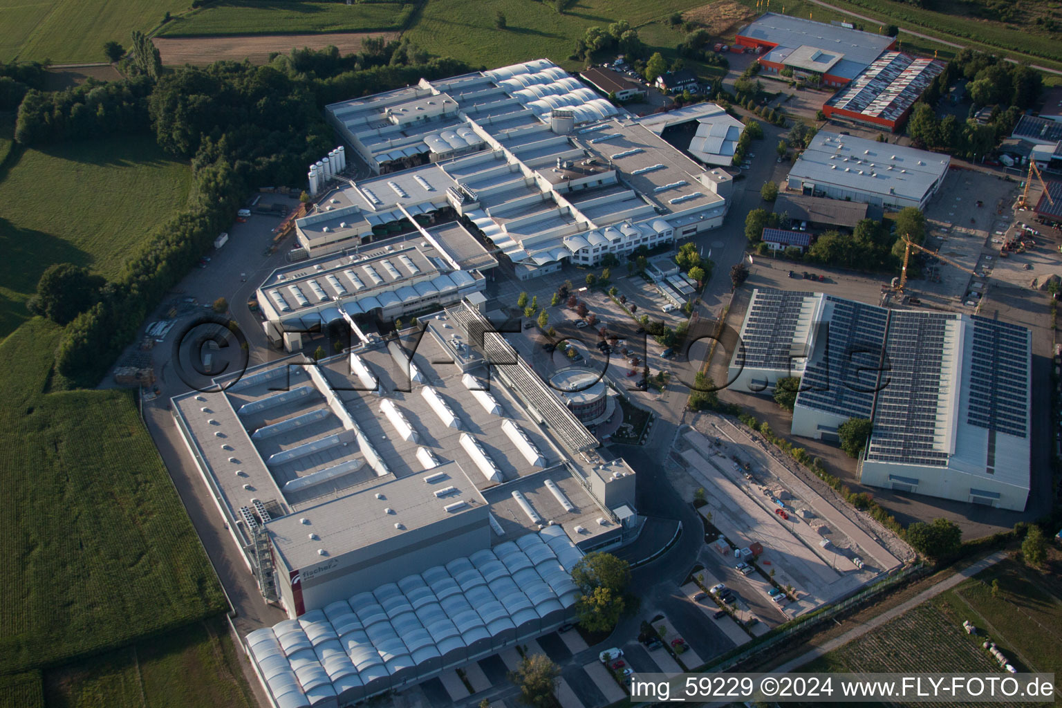 Industrie- und Gewerbegebiet der Fischer Edelstahlrohre GmbH in Achern im Bundesland Baden-Württemberg, Deutschland