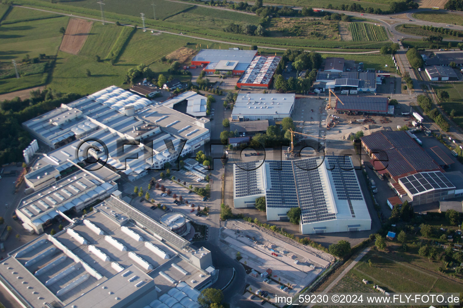 Luftaufnahme von Industrie- und Gewerbegebiet der Fischer Edelstahlrohre GmbH in Achern im Ortsteil Fautenbach im Bundesland Baden-Württemberg, Deutschland