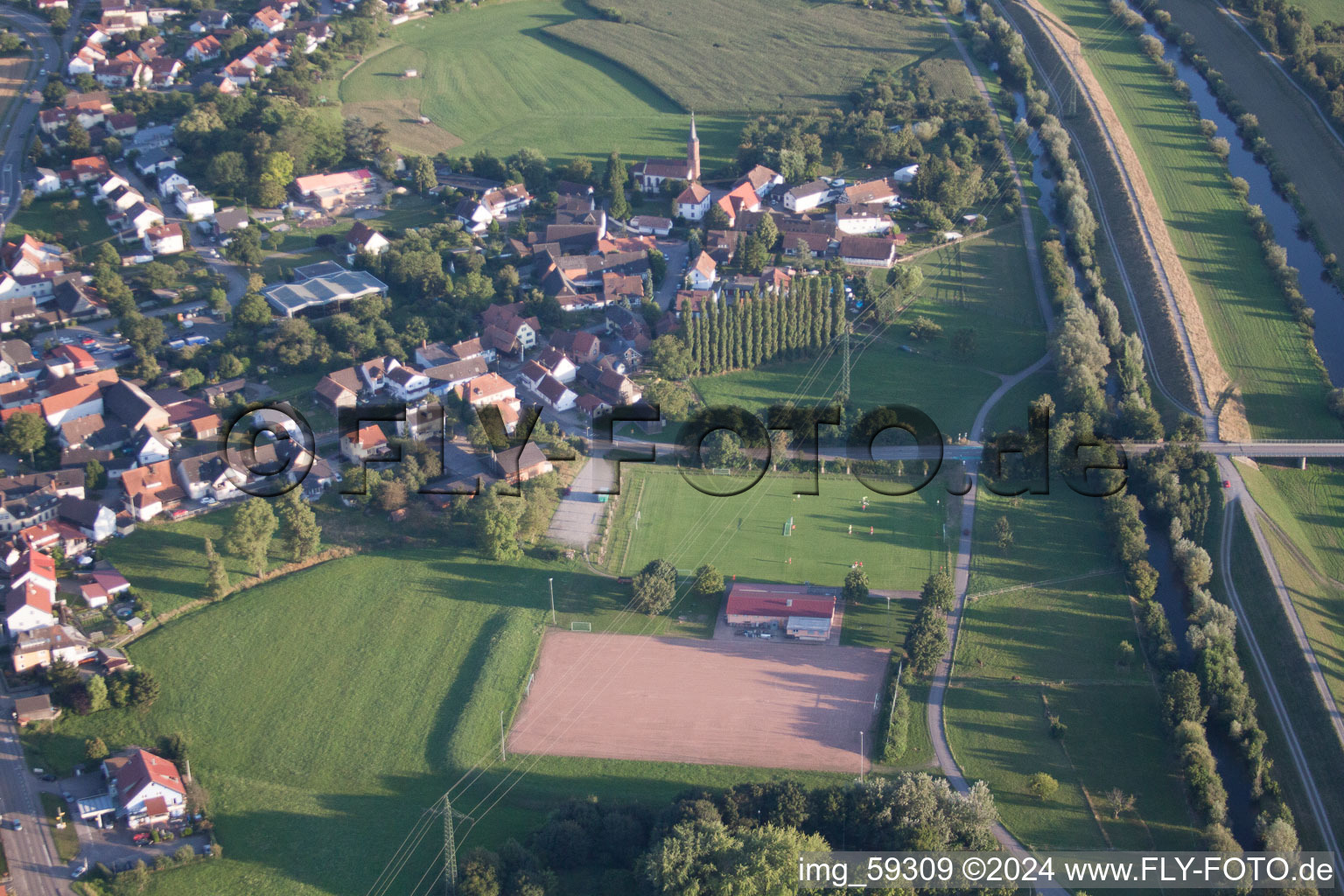 Dorfkern an den Fluß- Uferbereichen der Kinzig im Ortsteil Bühl in Offenburg im Bundesland Baden-Württemberg, Deutschland