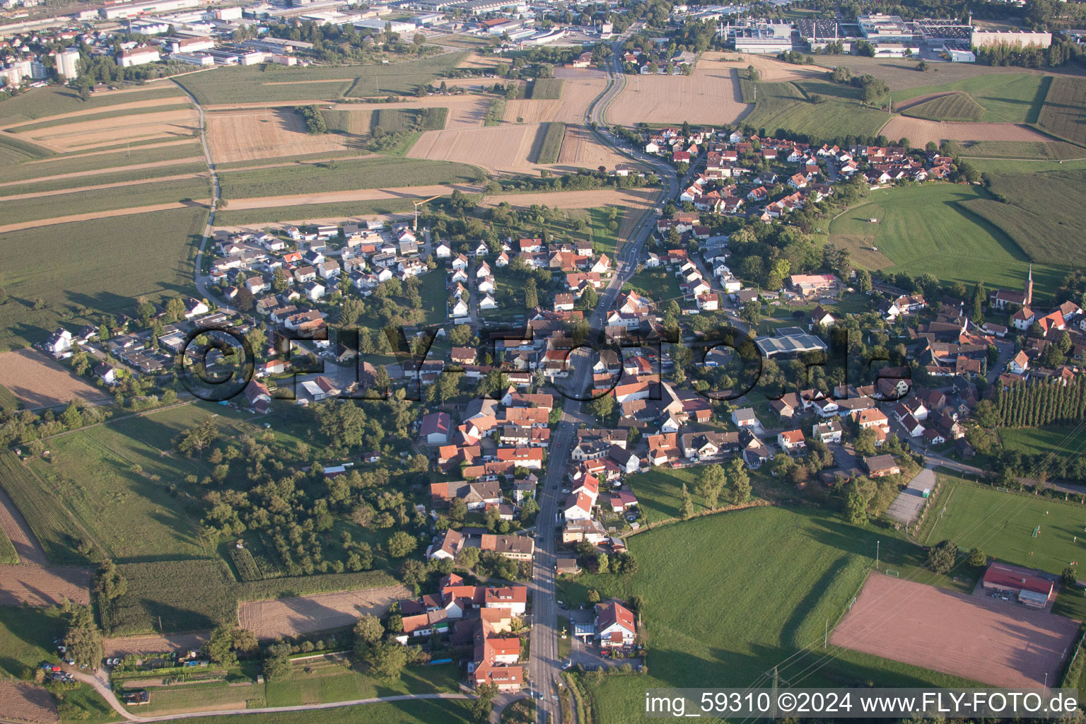 Dorf - Ansicht am Rande von landwirtschaftlichen Feldern und Nutzflächen im Ortsteil Bühl in Offenburg im Bundesland Baden-Württemberg, Deutschland
